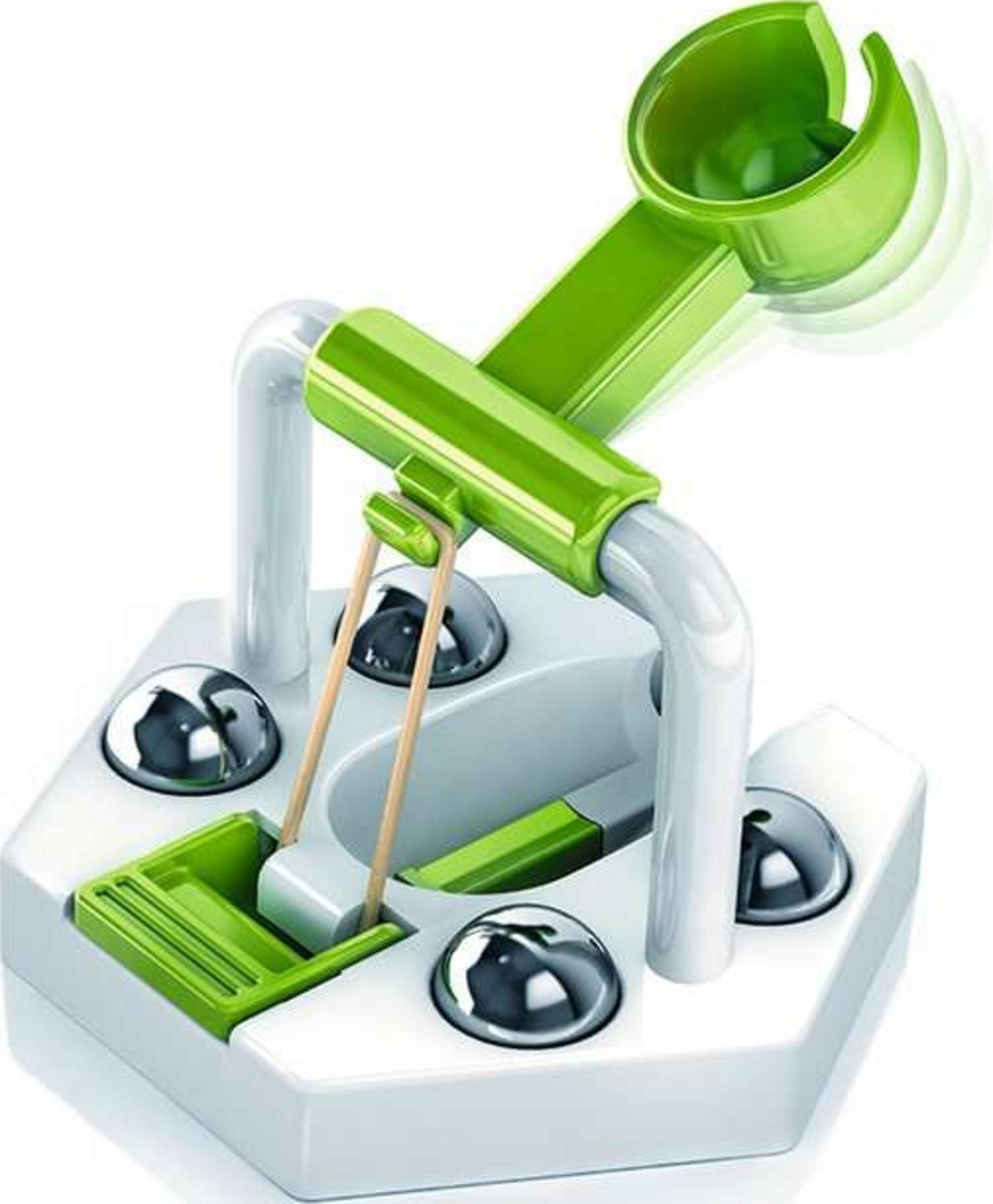Grüner Spielzeug-Katapult mit Metallkugeln und Holzstäben.