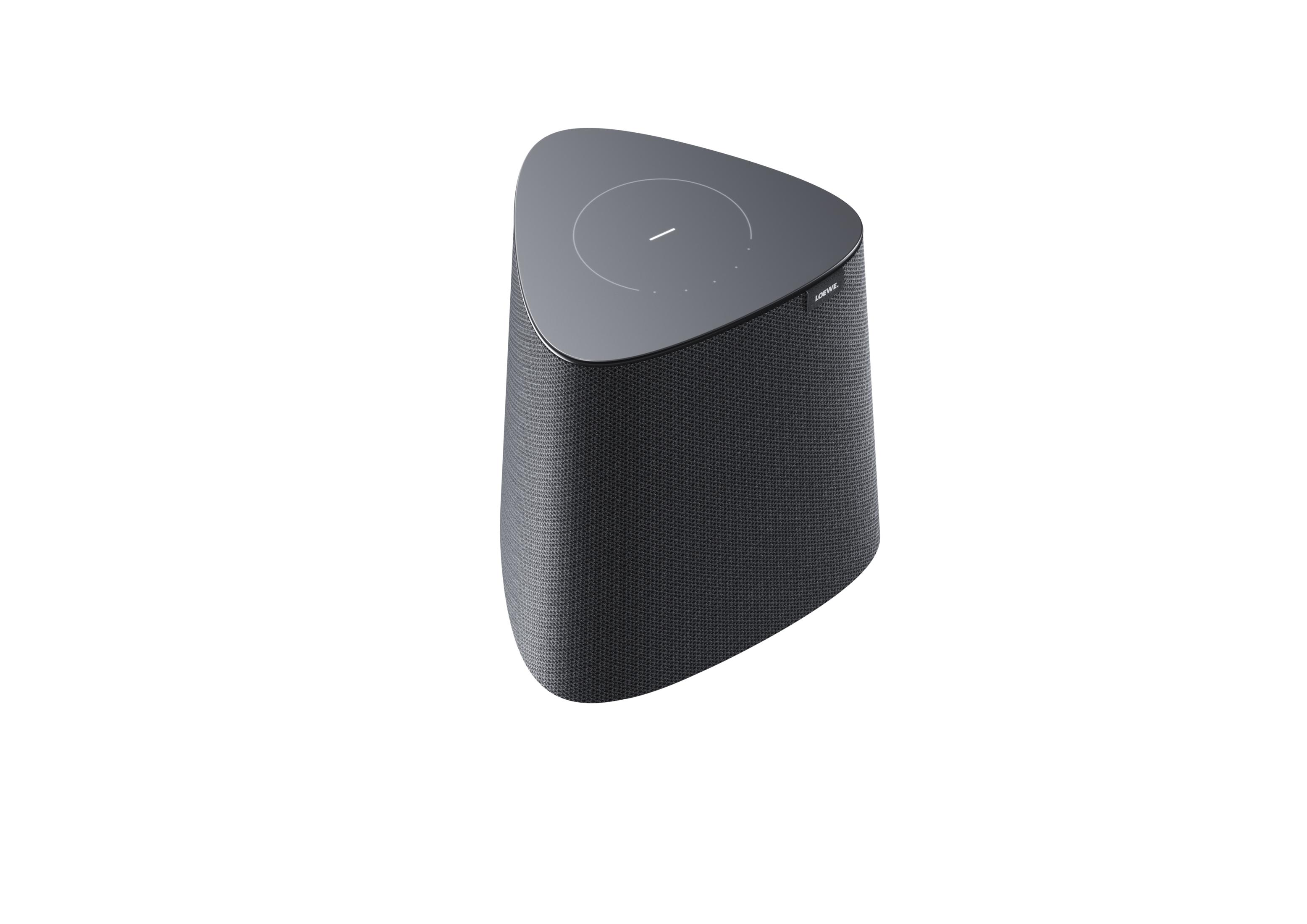 Un altavoz negro y triangular con rejilla de tela y panel táctil en la parte superior.