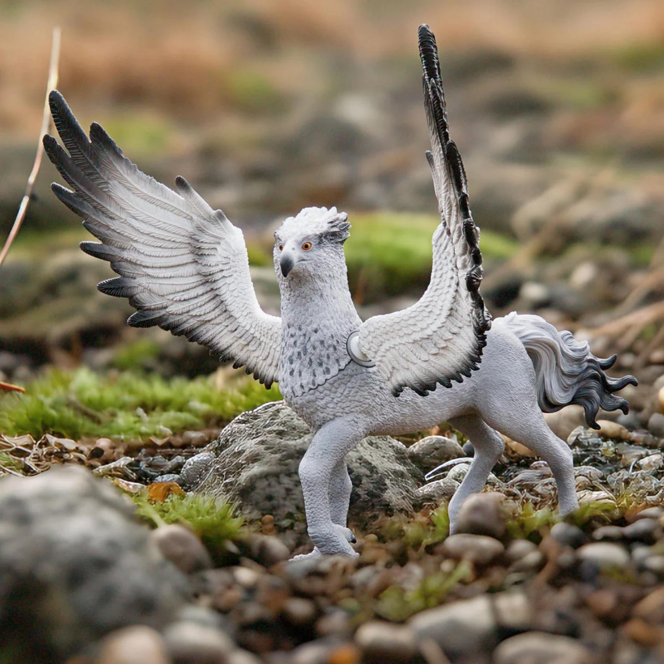 Una figura di grifone bianco con ali si erge su un terreno roccioso e muschioso.