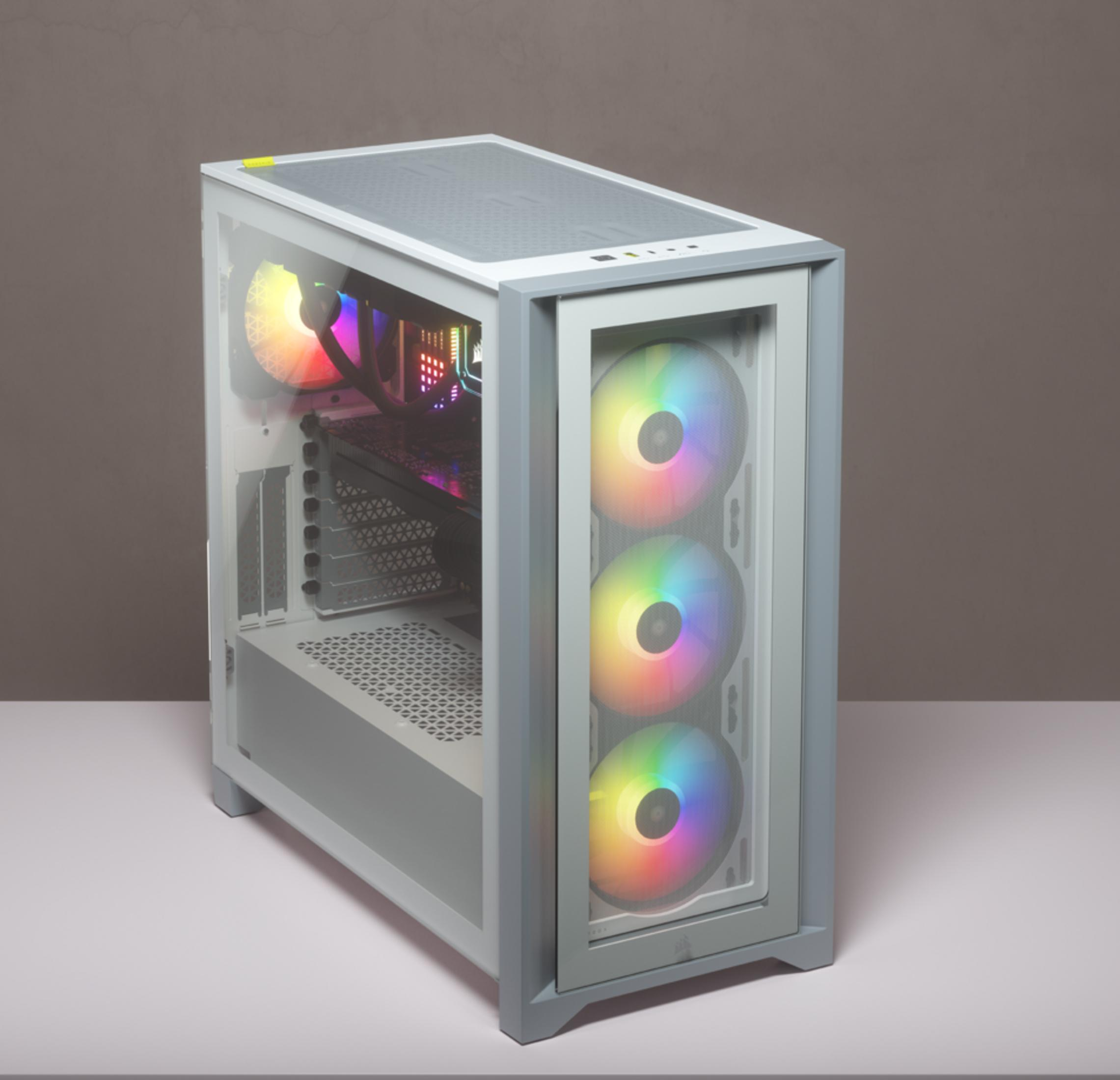 Biała obudowa komputera ze szklanymi bokami i kolorowymi wentylatorami.