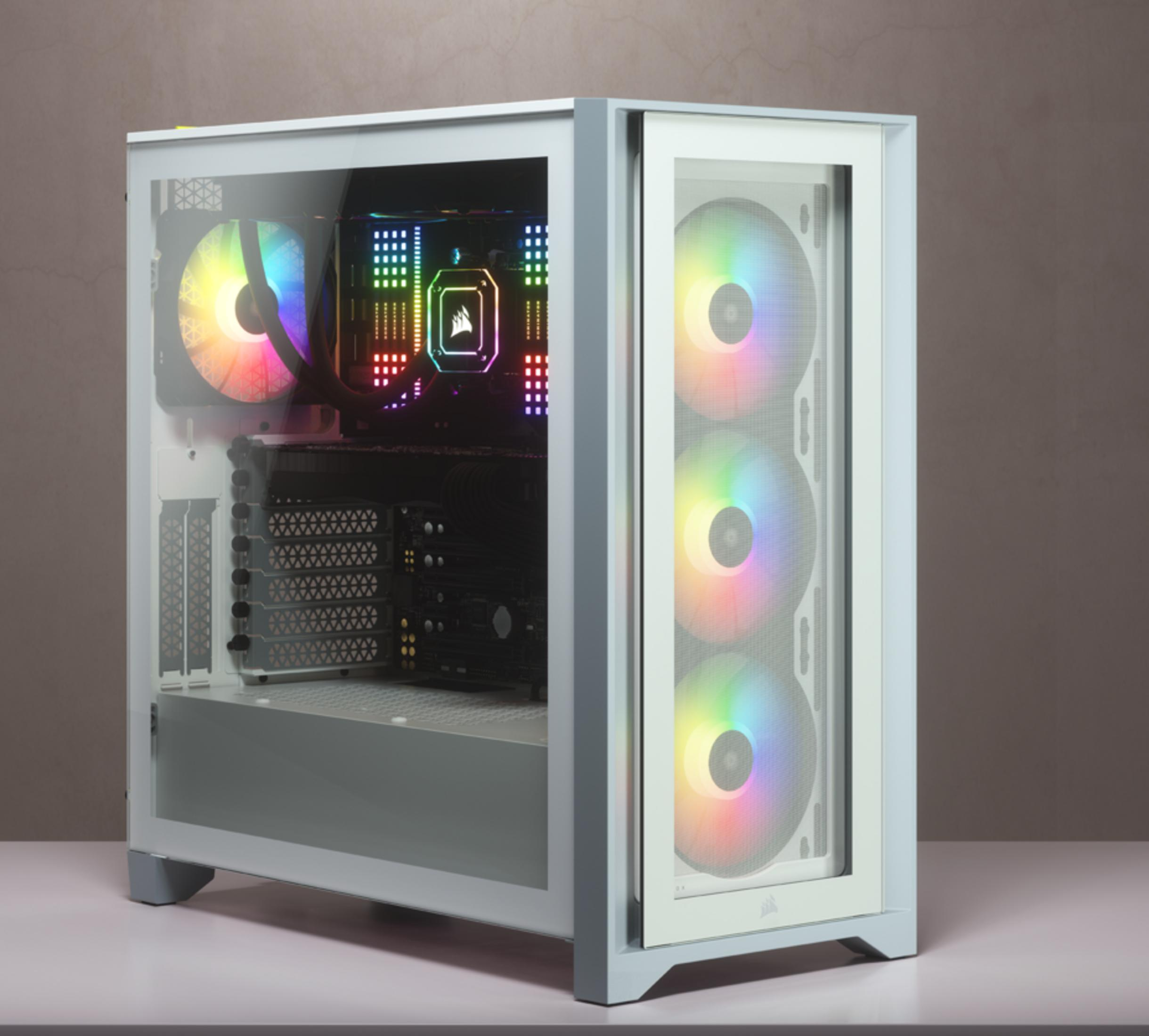 Biała obudowa PC z szklanymi panelami i wentylatorami RGB.