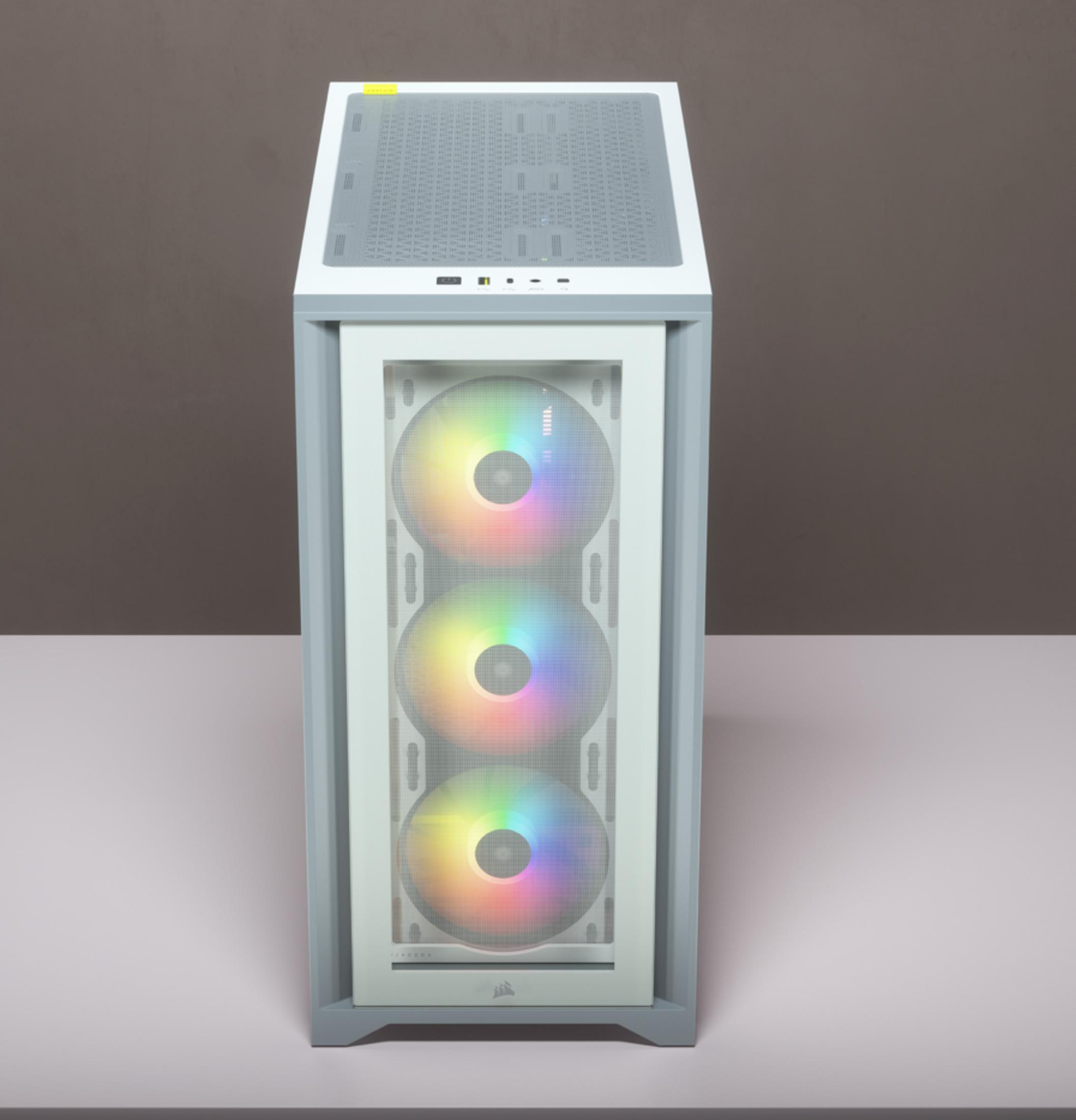 Biała obudowa komputera z wentylatorami RGB i szarą ramą.