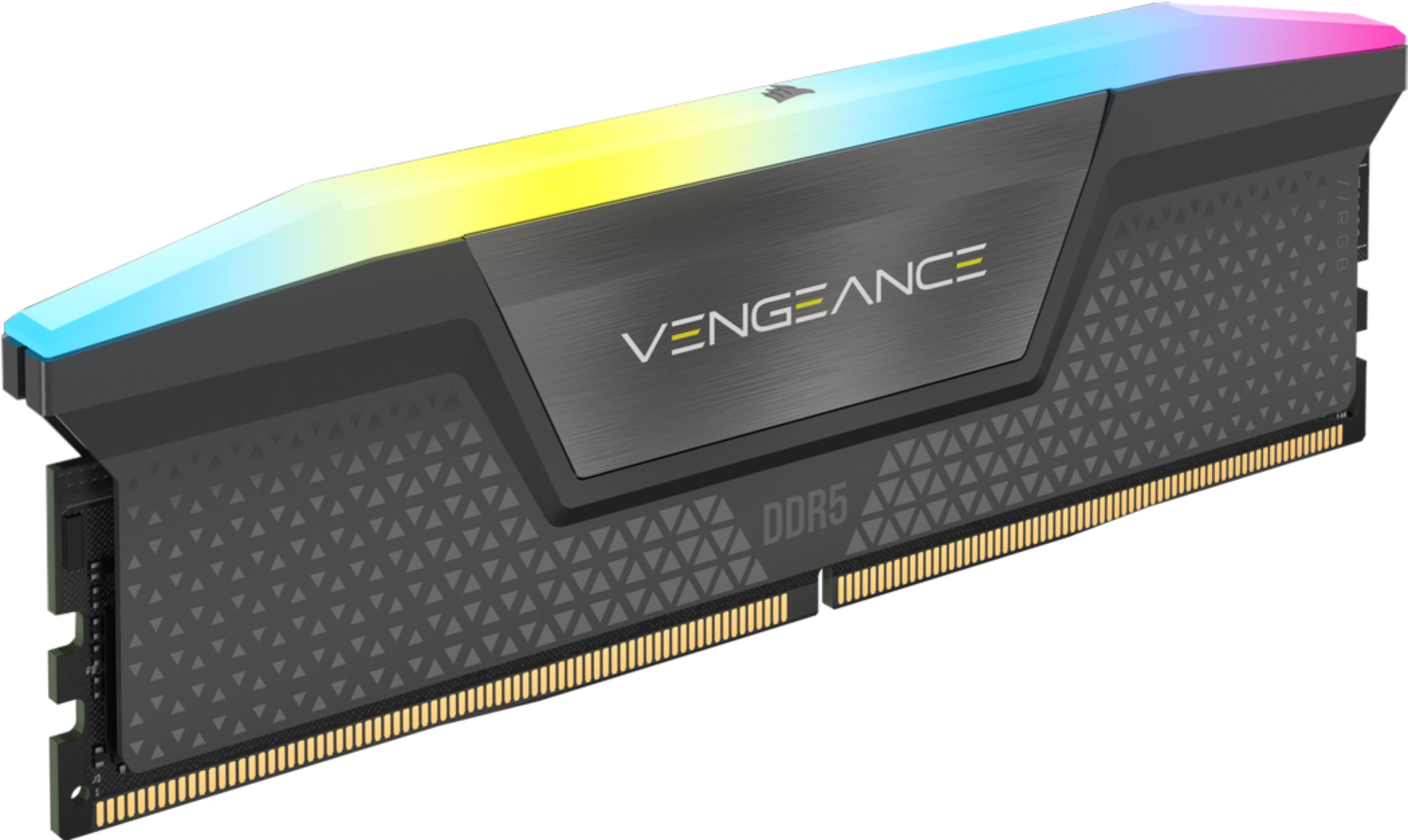 Ein schwarzer DDR5 RAM-Riegel mit beleuchtetem RGB-Streifen und dem Schriftzug VENGEANCE.