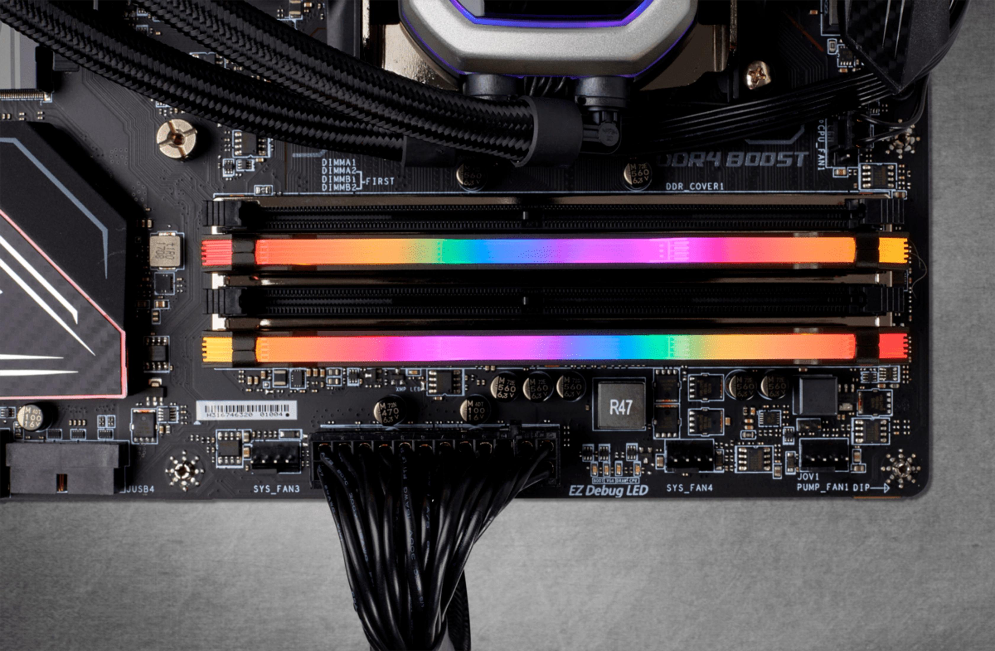 Ein Computer-Motherboard mit RGB-beleuchteten RAM-Riegeln und Kabeln.