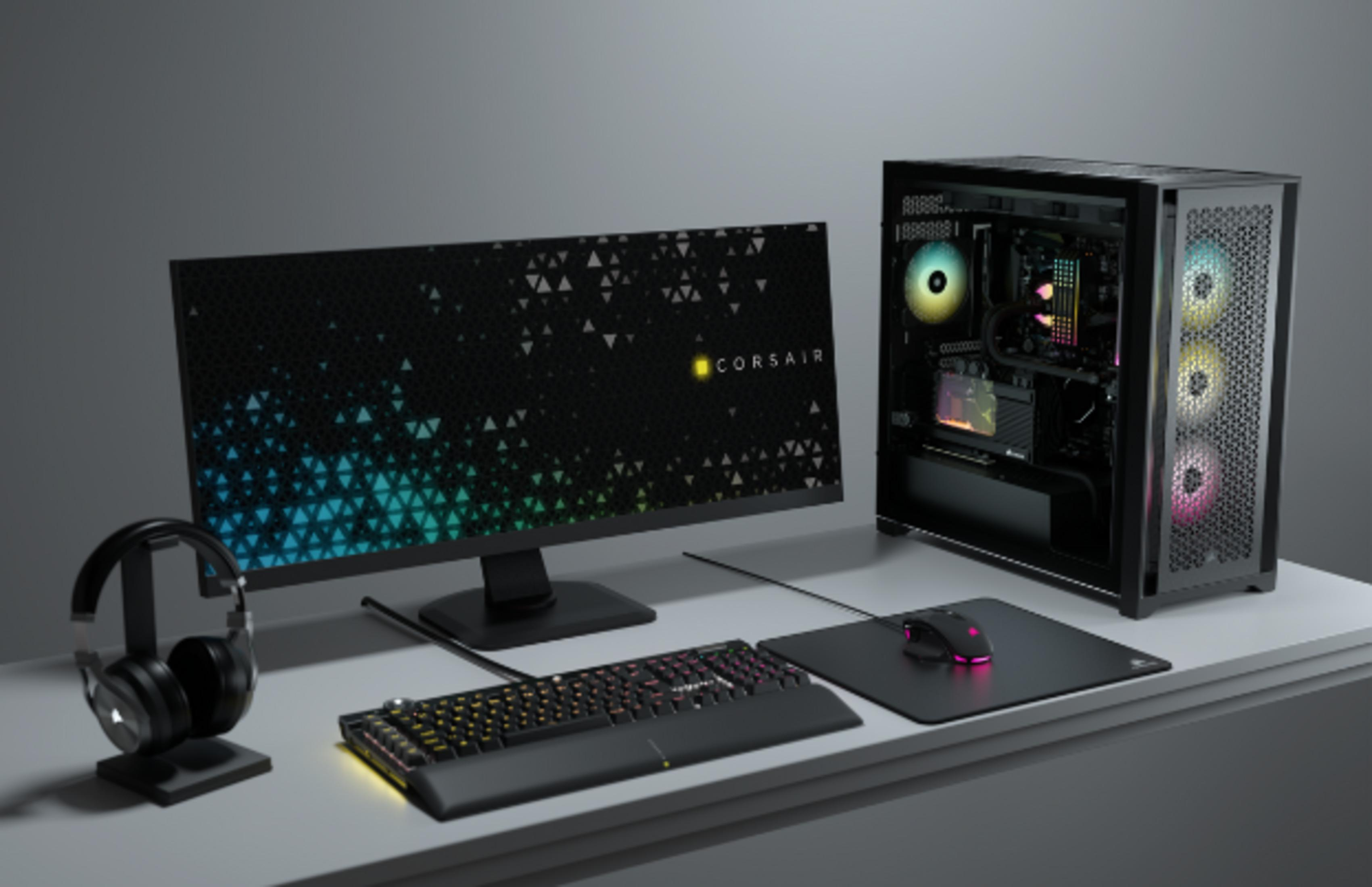 Un escritorio con PC, monitor, teclado, ratón, auriculares y alfombrilla de ratón.