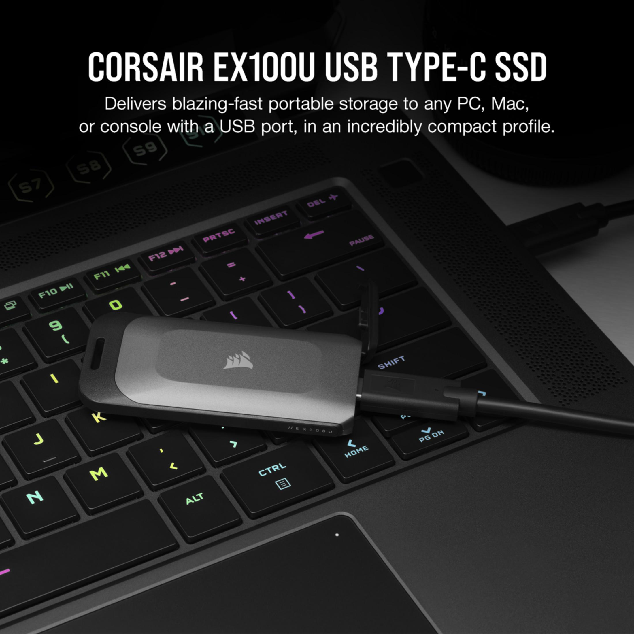 Ein graues Corsair SSD-Laufwerk ist an einen Laptop angeschlossen.