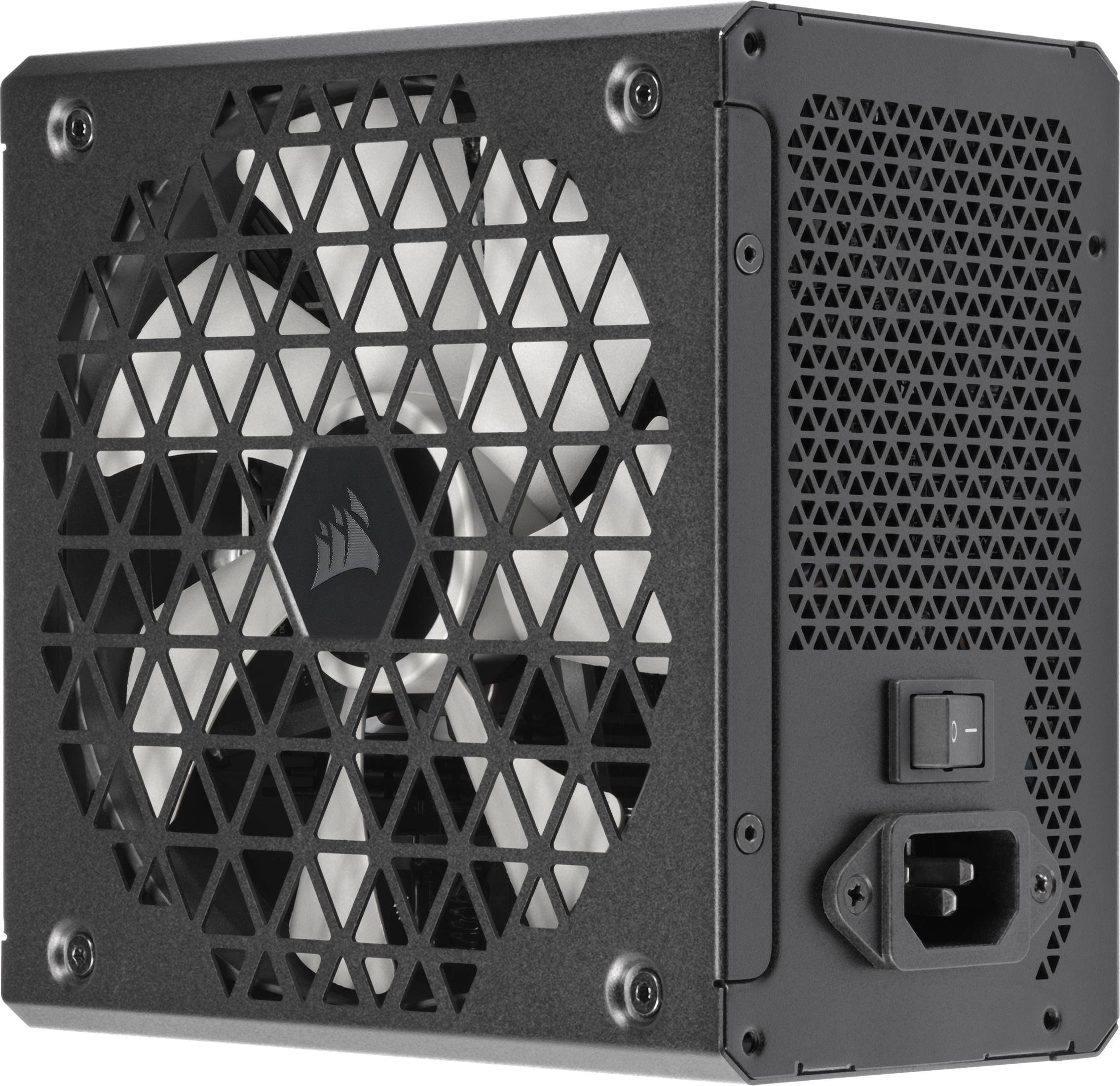 Czarny zasilacz z przednią kratką wentylatora i bocznym przełącznikiem/złączem.