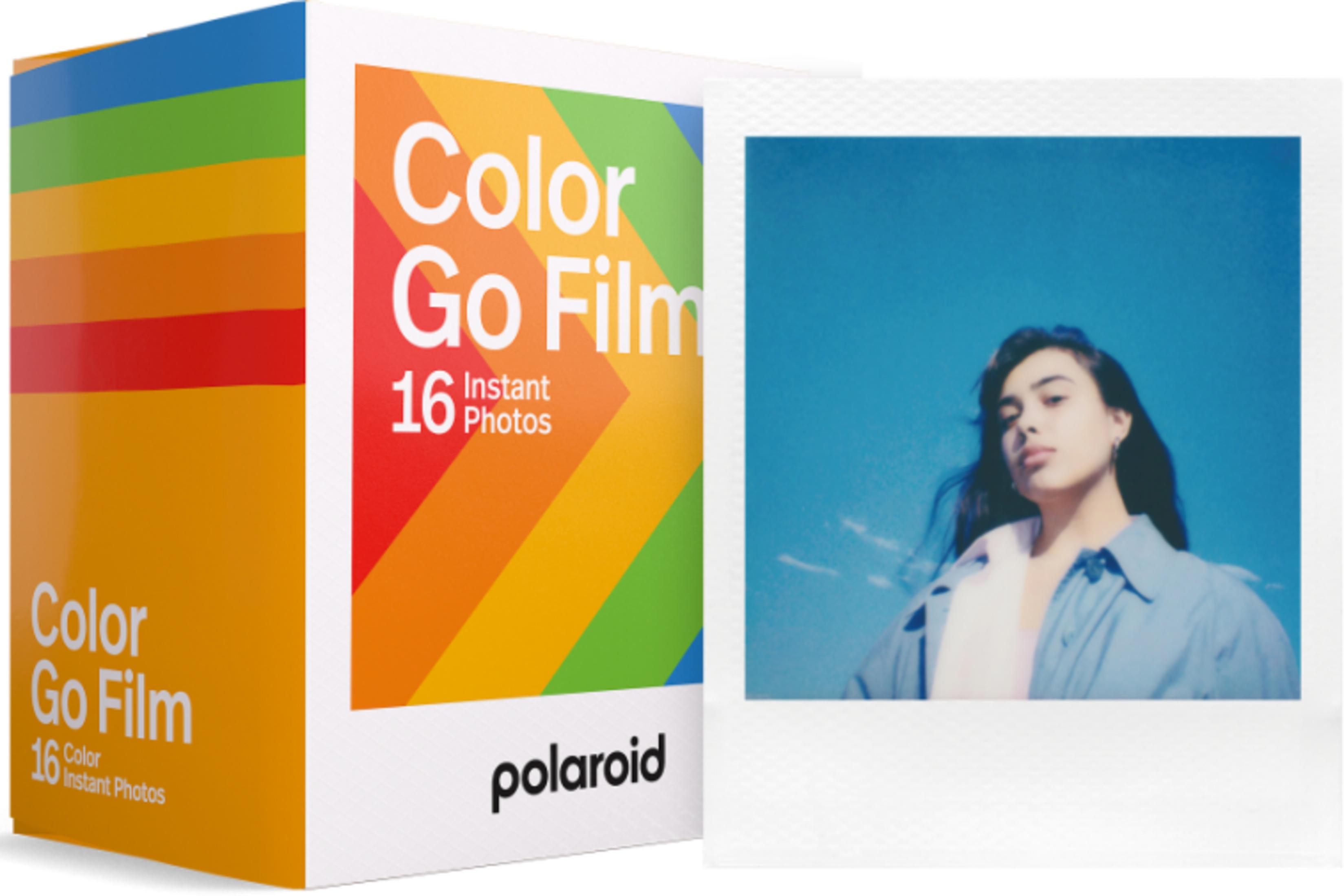 Gökkuşağı şeritli Polaroid film kutusu ve mavi gökyüzü önünde bir kadın fotoğrafı.