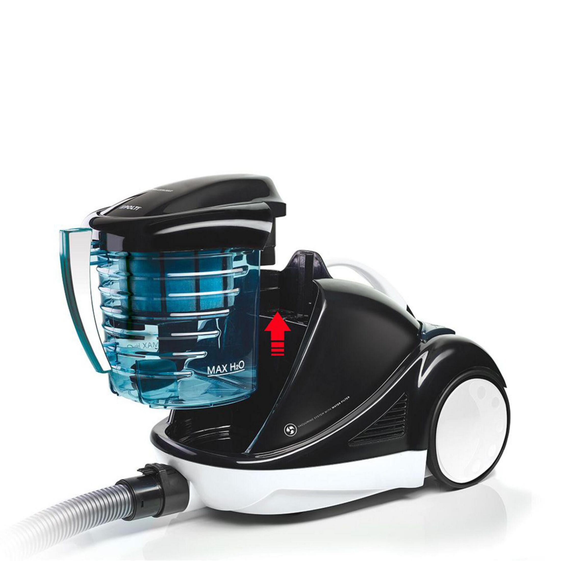Czarny odkurzacz z odpinanym niebieskim zbiornikiem na wodę i czerwoną strzałką.