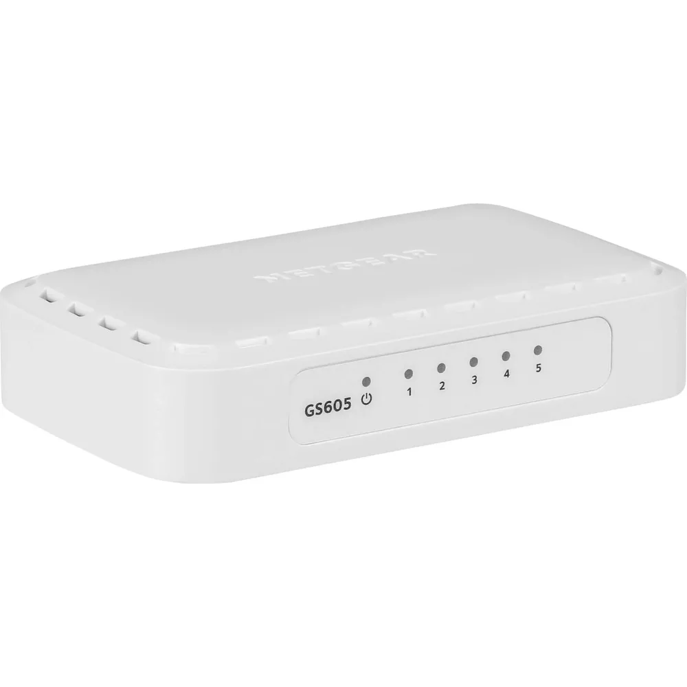 Un commutateur Netgear GS605 blanc avec cinq ports et voyants d'état.