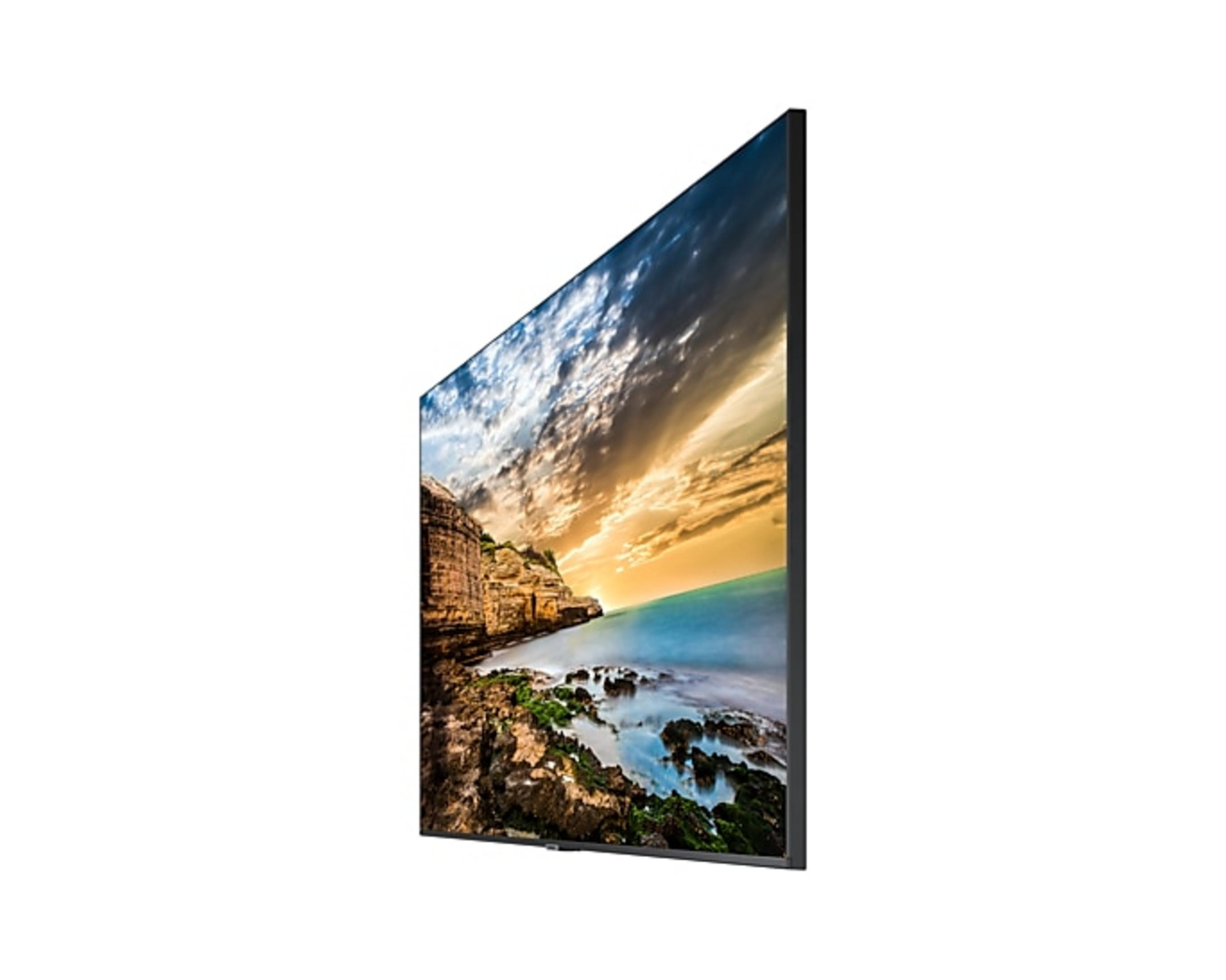 Ein Fernseher mit einer Küstenlandschaft bei Sonnenuntergang.
