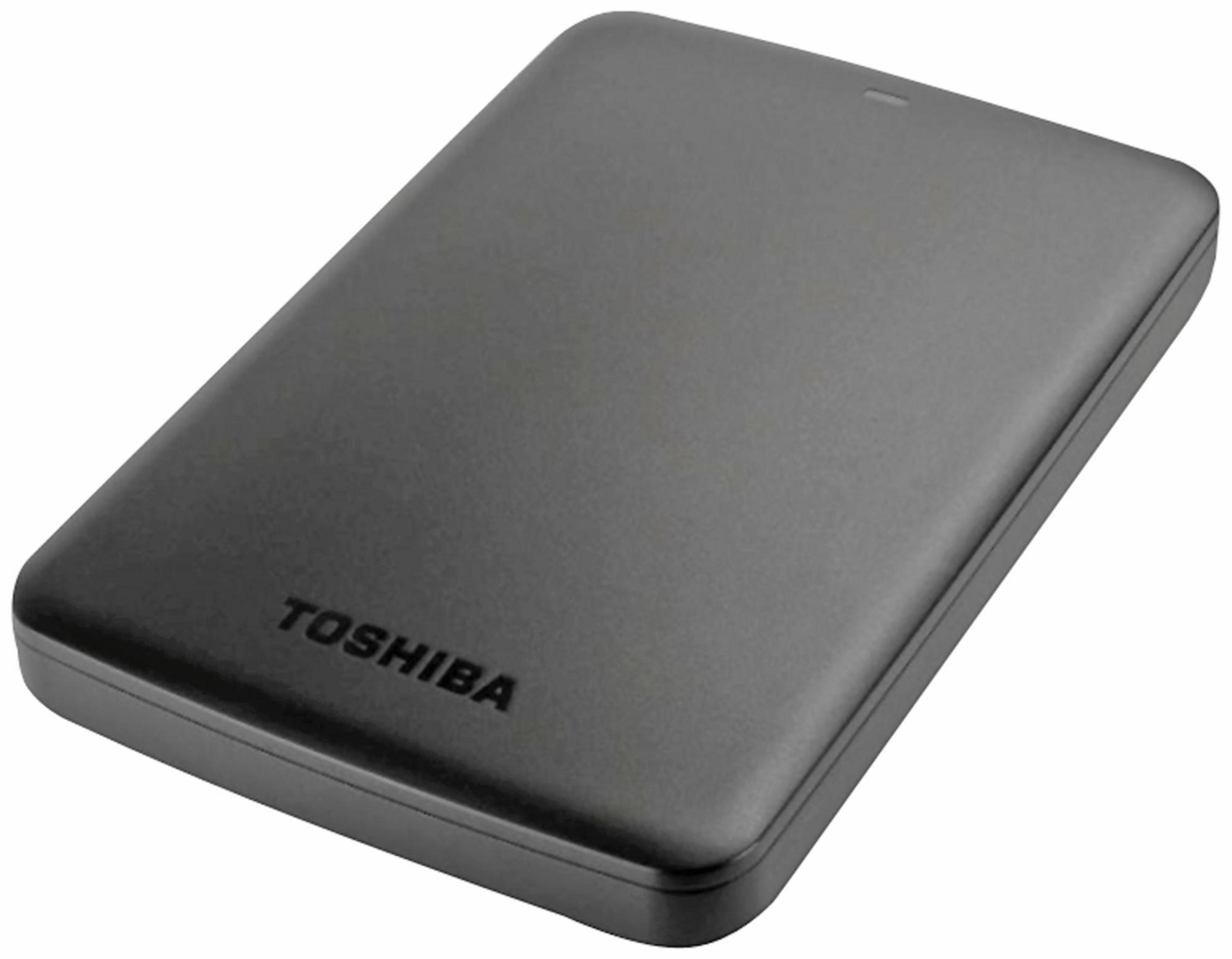 Un hard disk esterno Toshiba scuro su sfondo bianco.