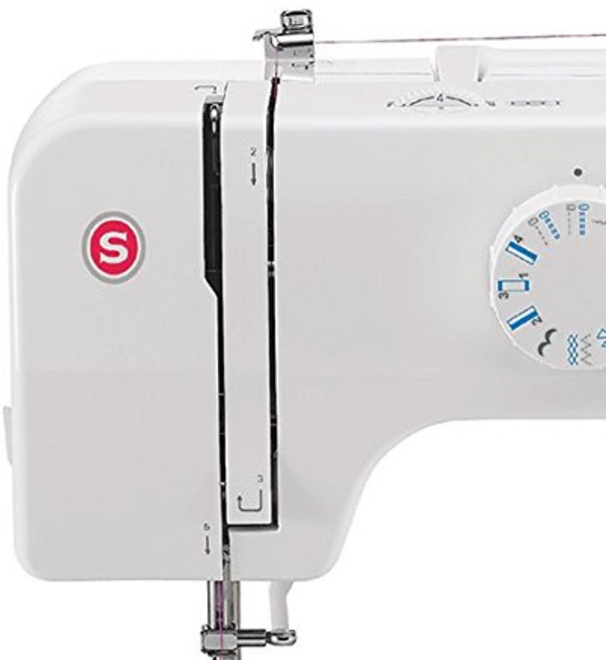 Biała maszyna do szycia z czerwonym logo Singer i pokrętłami ustawień.