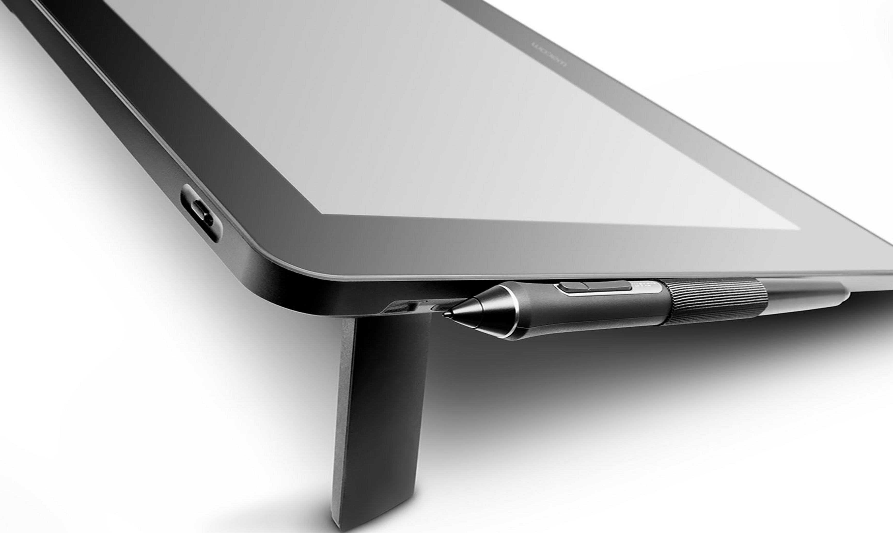 Czarny długopis jest przymocowany do czarnego tabletu z podstawką.