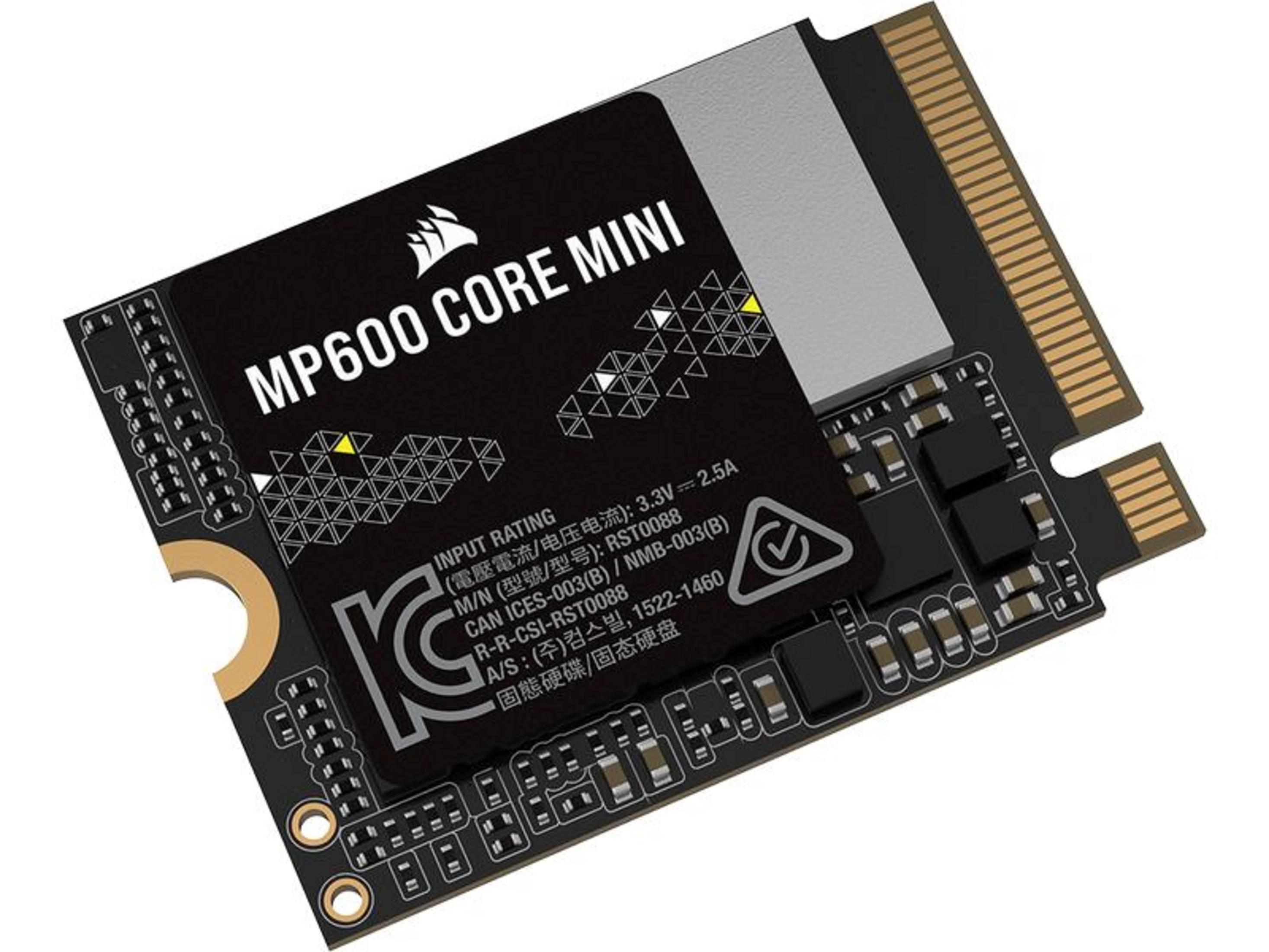 Dysk SSD Corsair MP600 CORE MINI z srebrnym radiatorem i złotymi złączami.
