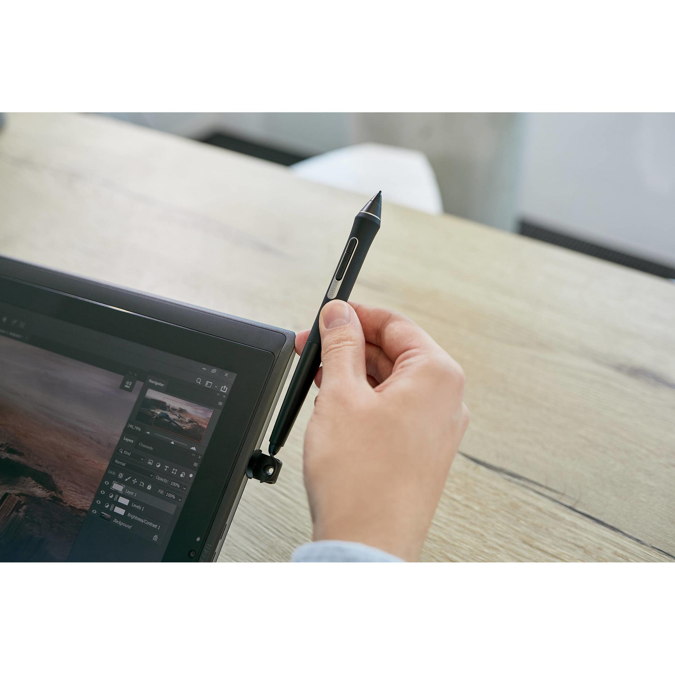 Eine Hand hält einen schwarzen Stift über einem Tablet mit Software-Oberfläche.