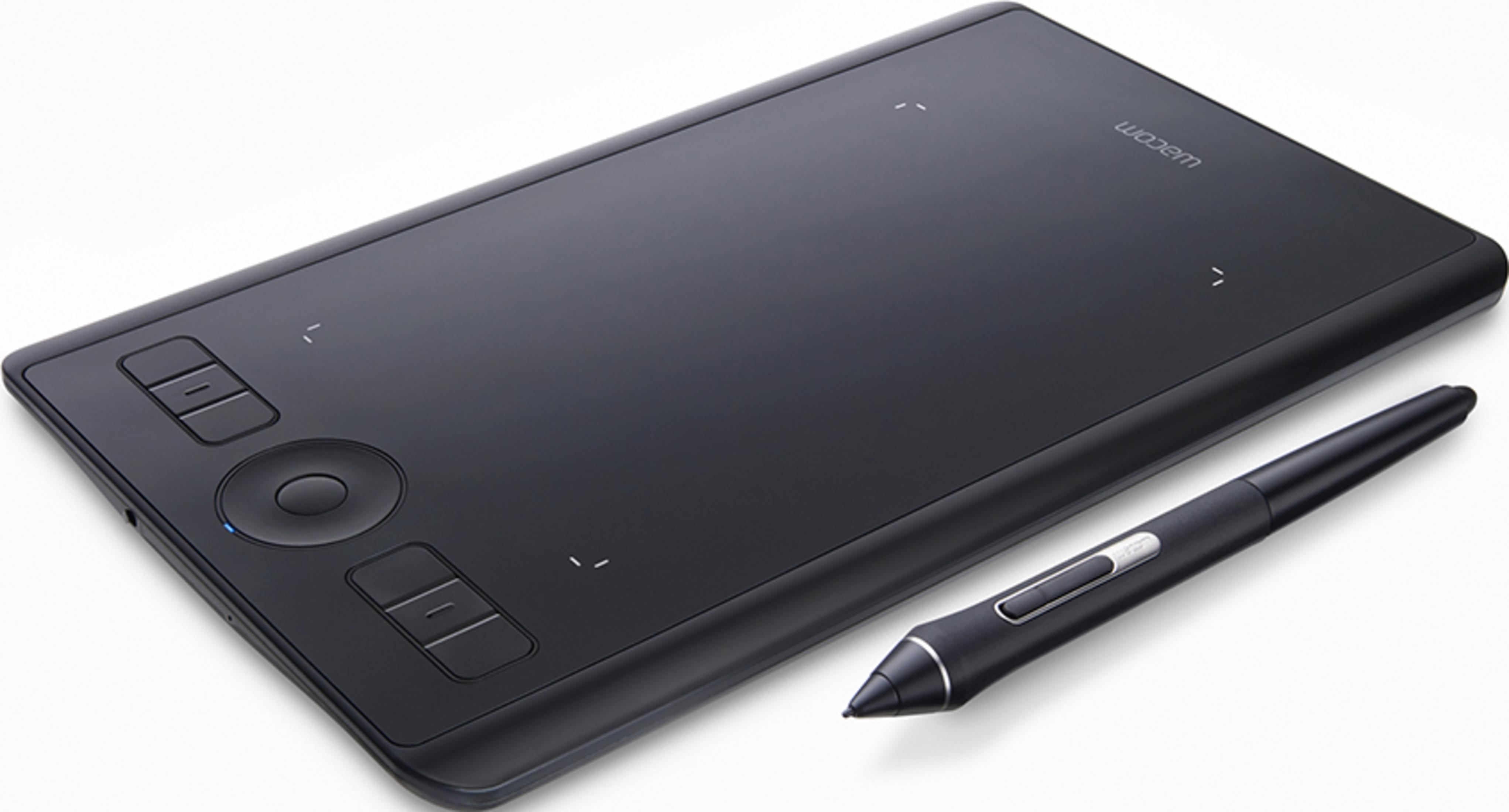 Een zwarte grafische tablet met stylus, op witte achtergrond.