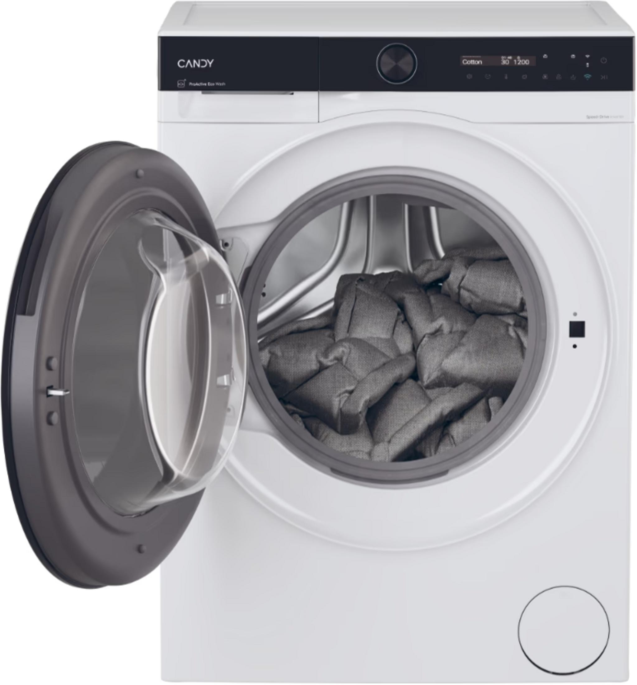 Biała pralka Candy z otwartymi drzwiami, w środku szare pranie.