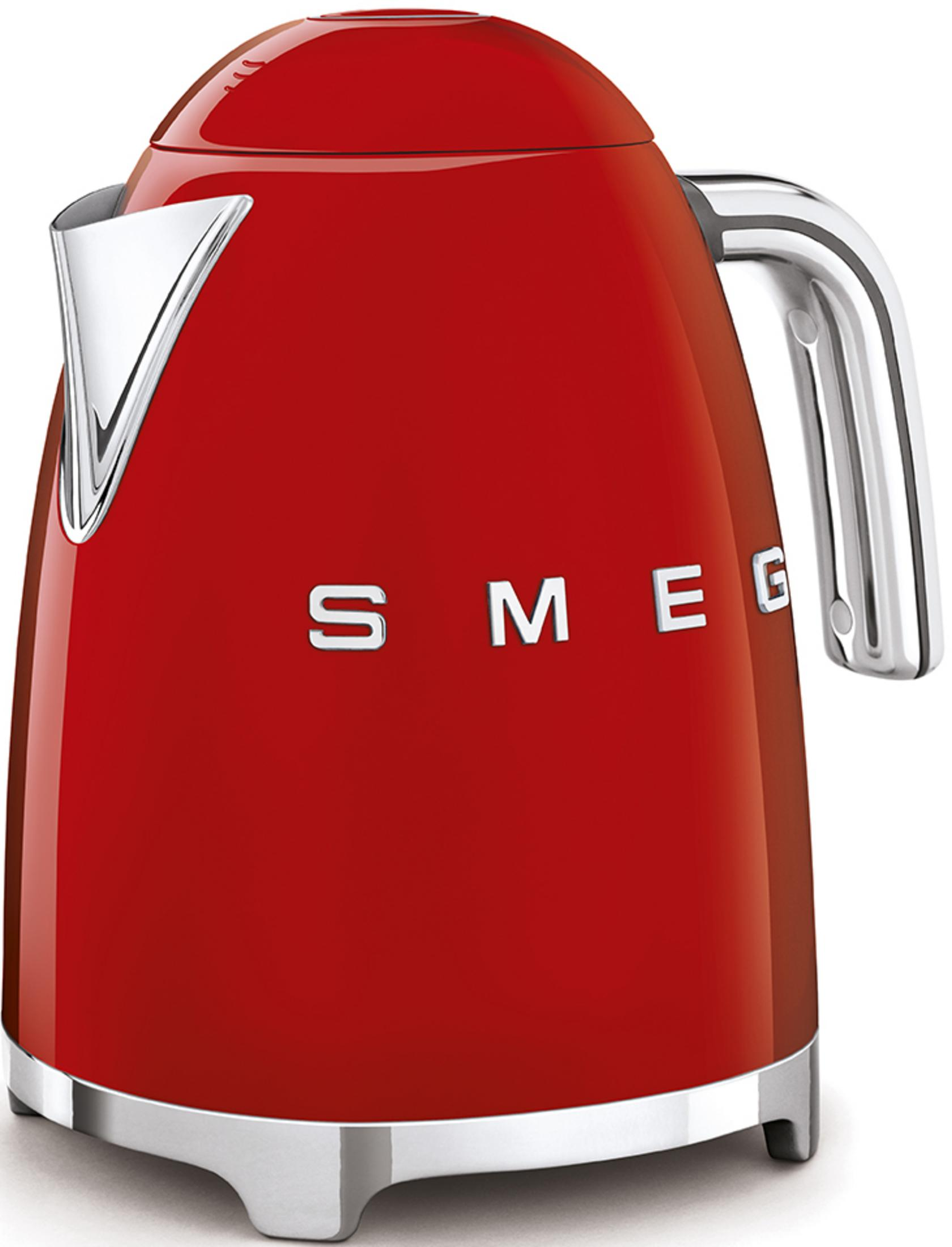 Rode Smeg waterkoker met chromen accenten en zilveren handvat.