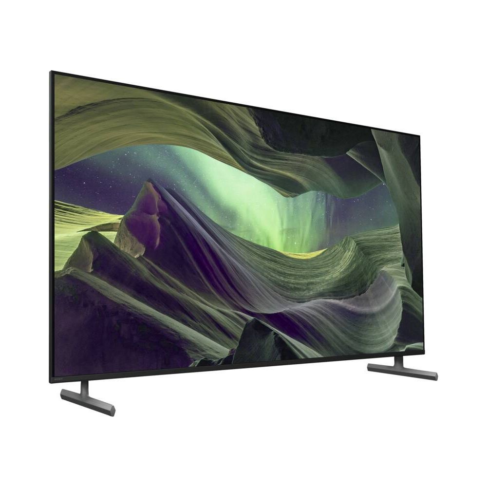 Un televisore moderno che mostra una scena di fiordi e aurora boreale.