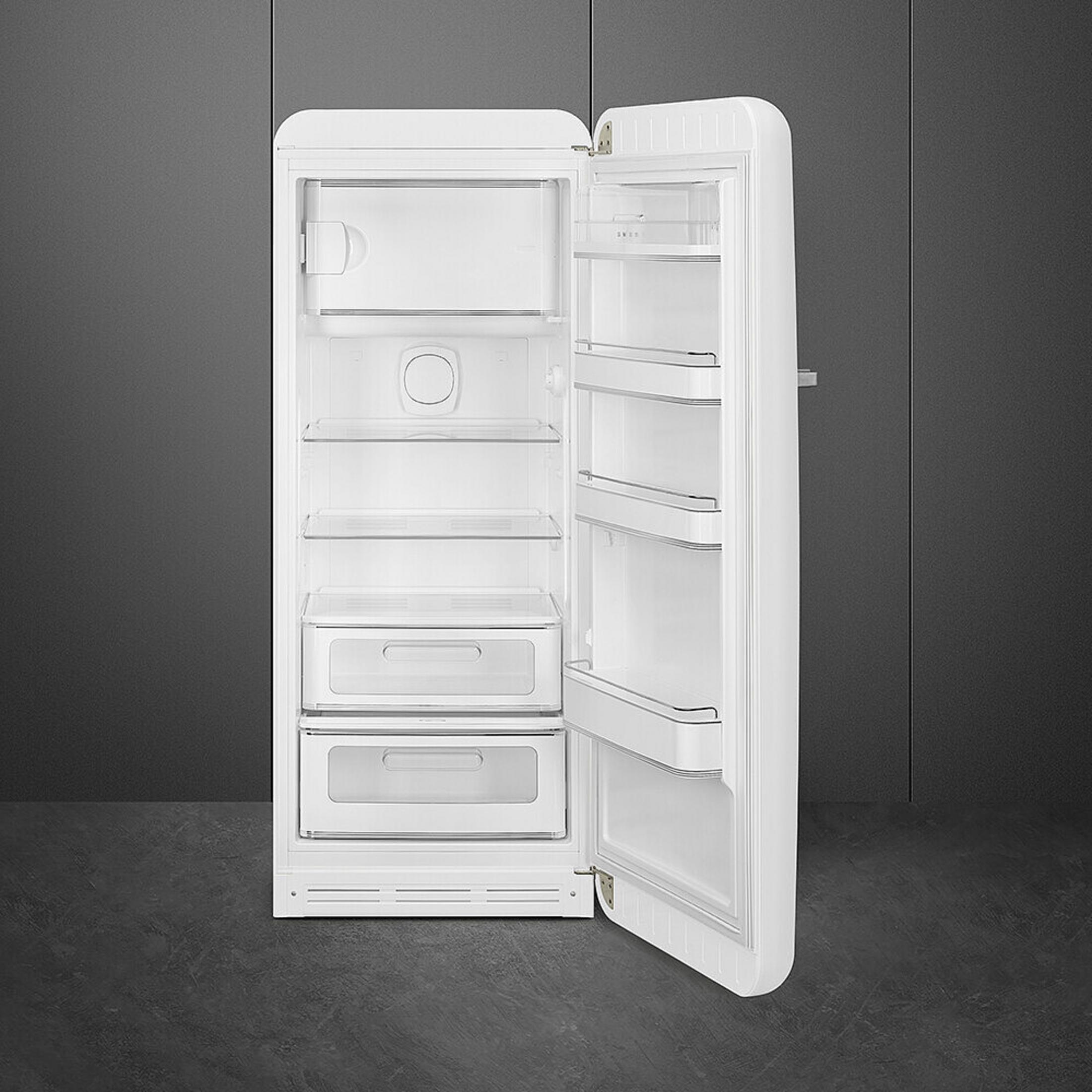 Ein weißer Kühlschrank mit offener Tür, mit Regalen und Schubladen.