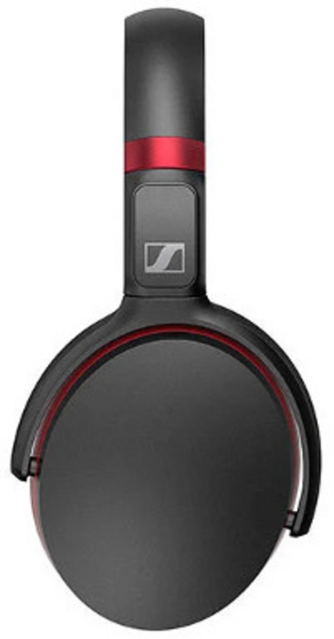 Auriculares negros con línea roja de acento y logo Sennheiser.