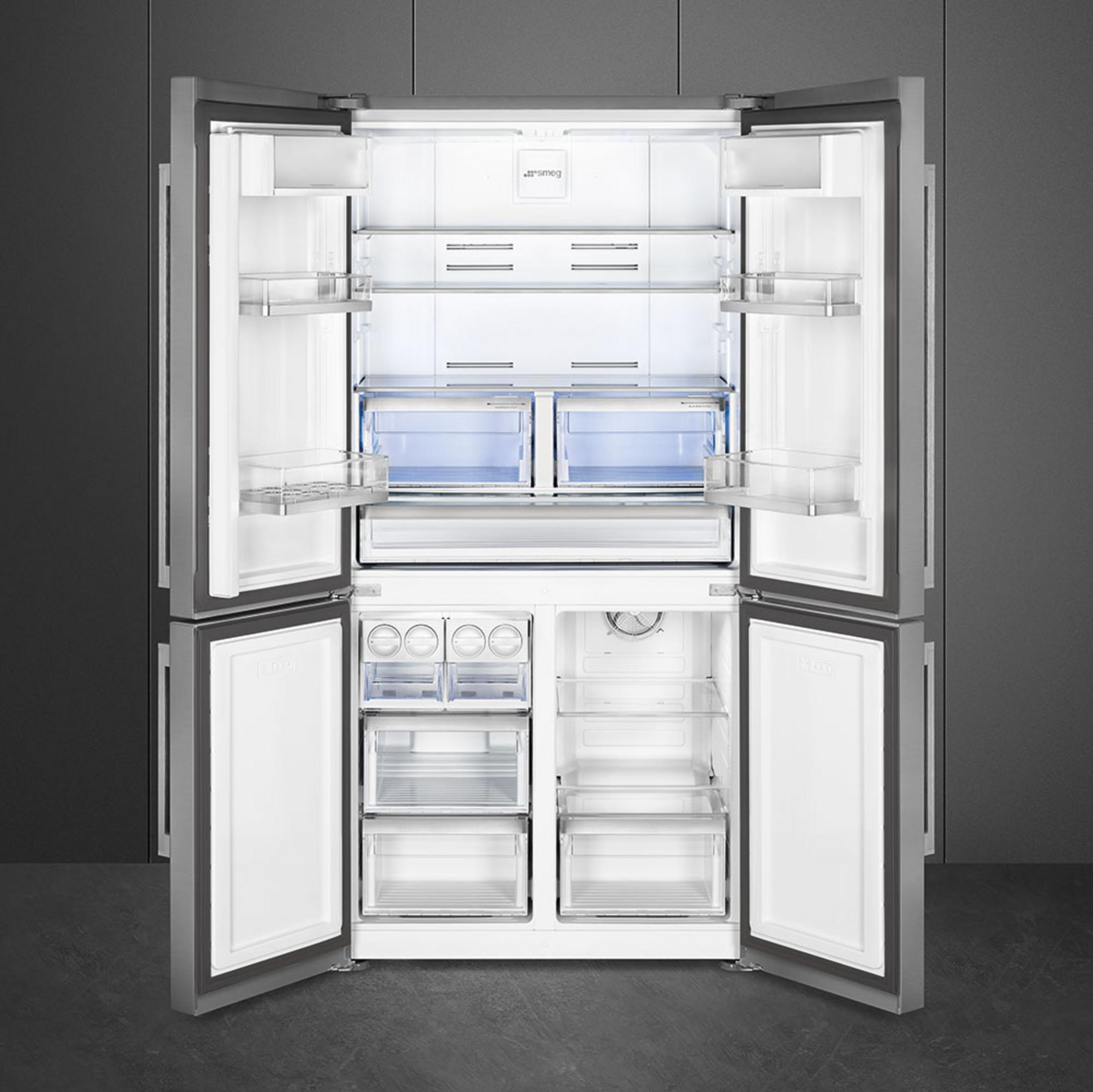 Un refrigerador abierto de cuatro puertas vacío con estantes de cristal.