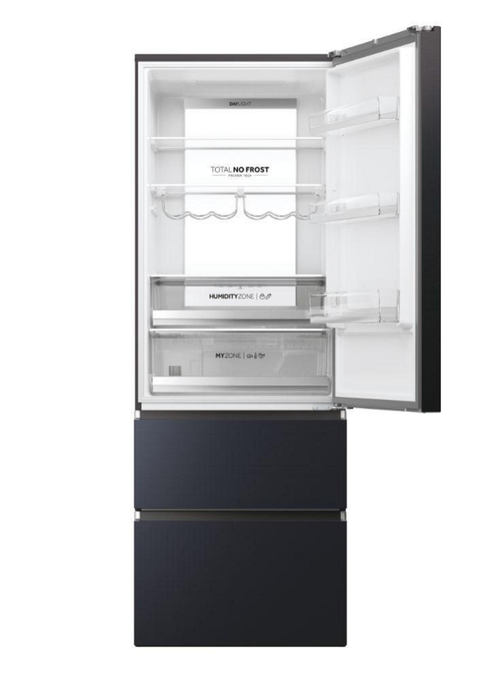 Un refrigerador negro abierto con estantes de cristal y cajones. El interior está vacío.
