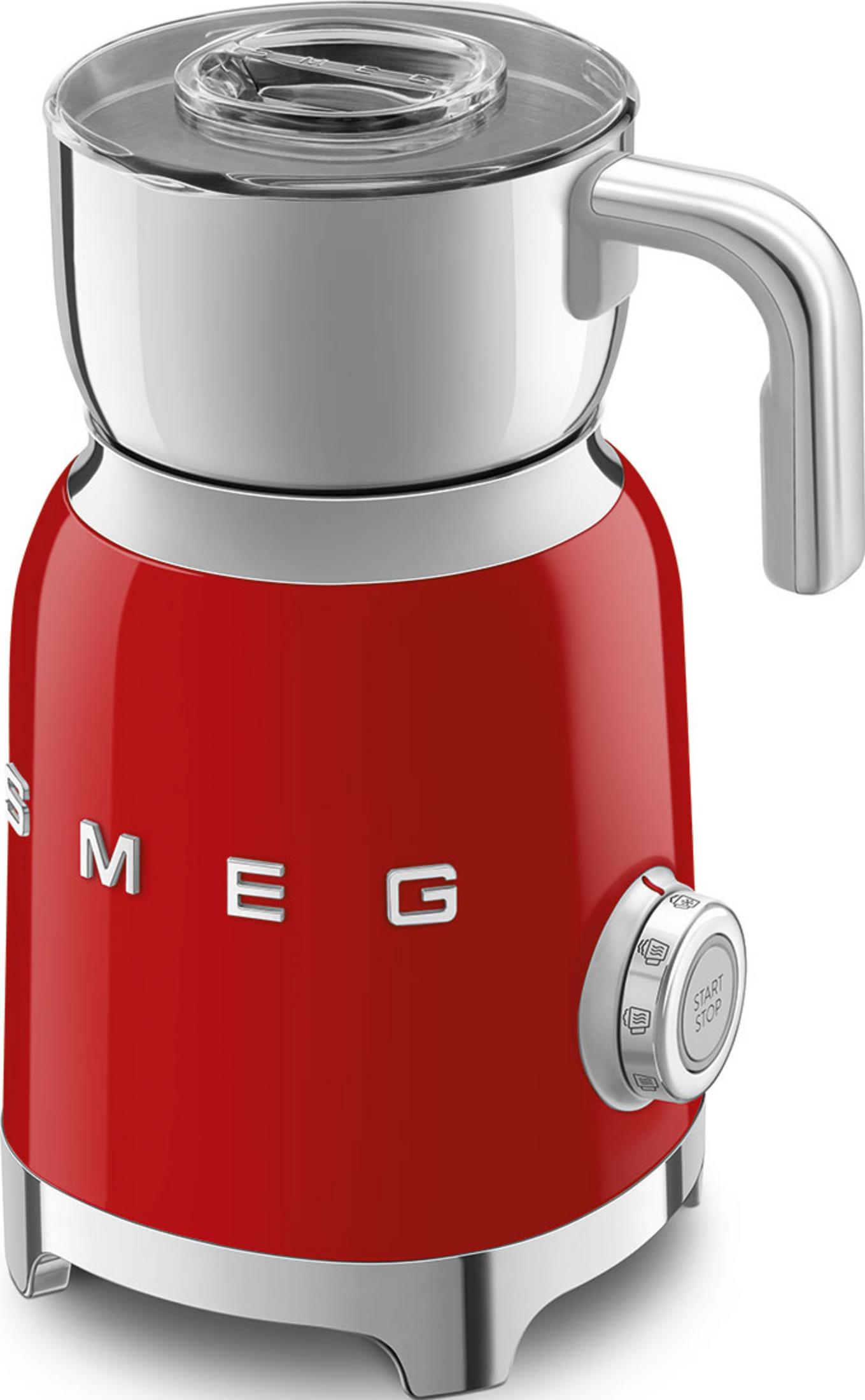 Czerwony spieniacz do mleka Smeg z metalicznymi akcentami i przezroczystą pokrywką.