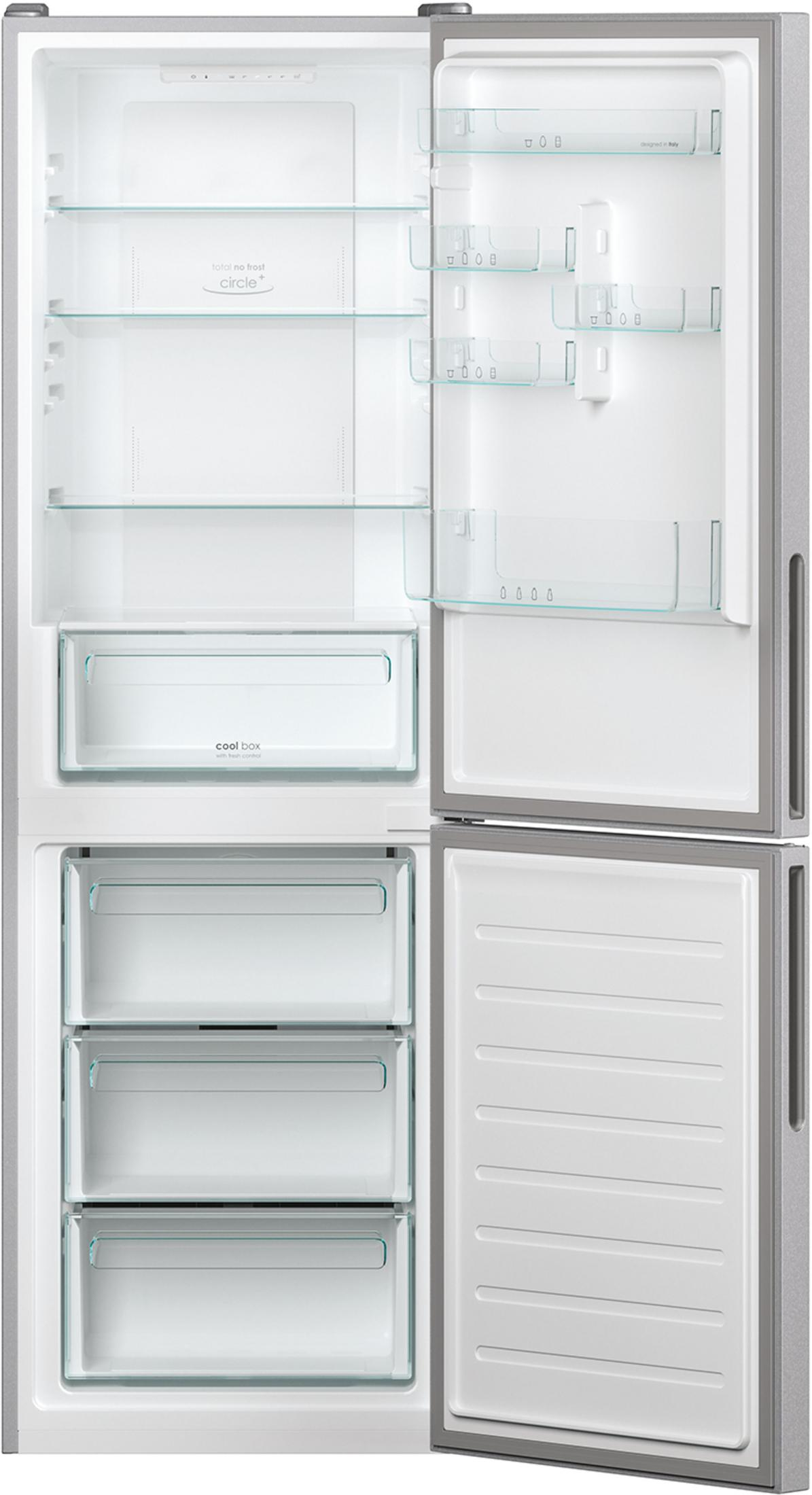 Un refrigerador vacío con estantes de vidrio y cajones. La puerta está abierta.