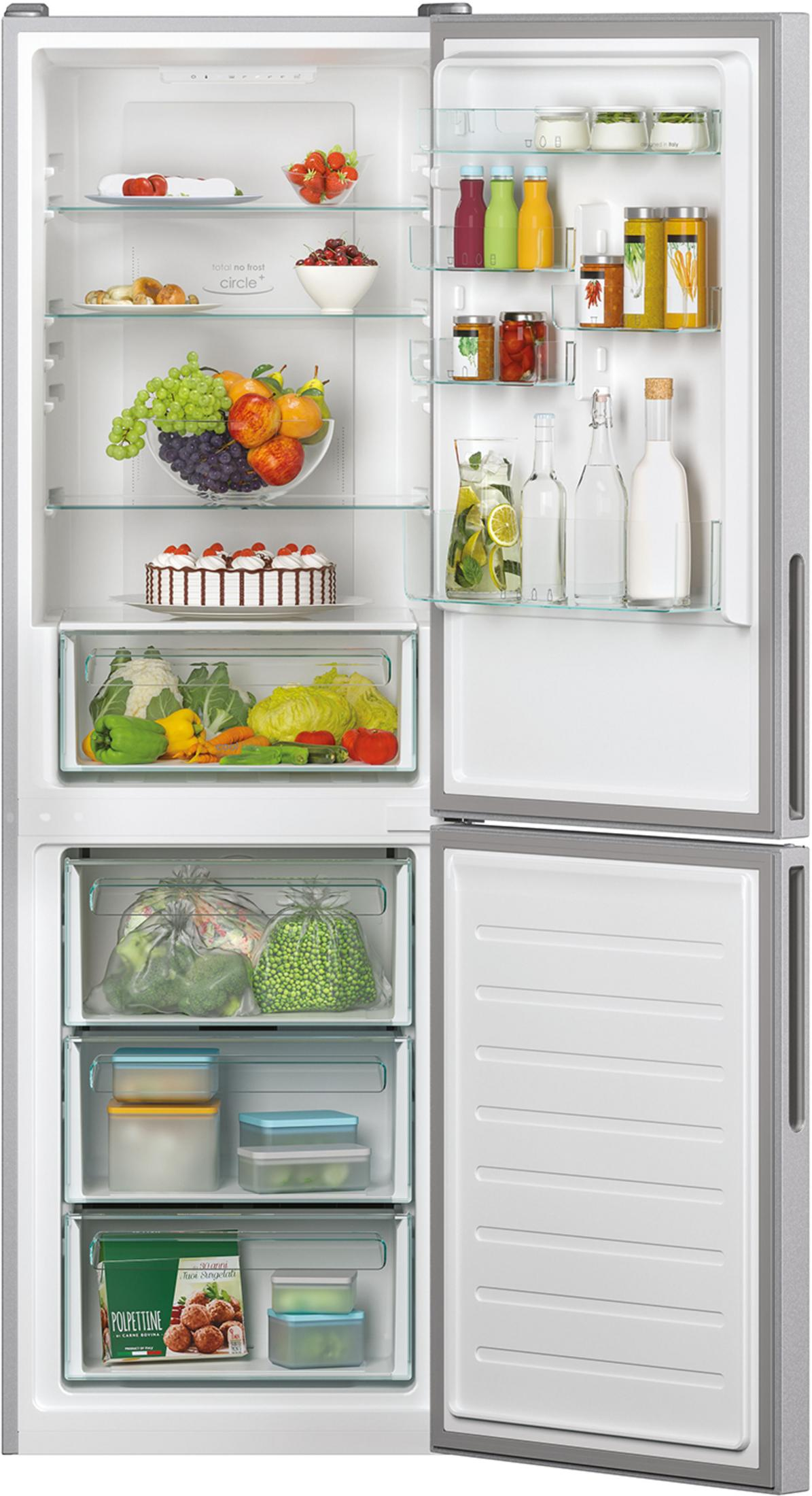 Un refrigerador abierto con frutas, verduras, pastel y botellas dentro.
