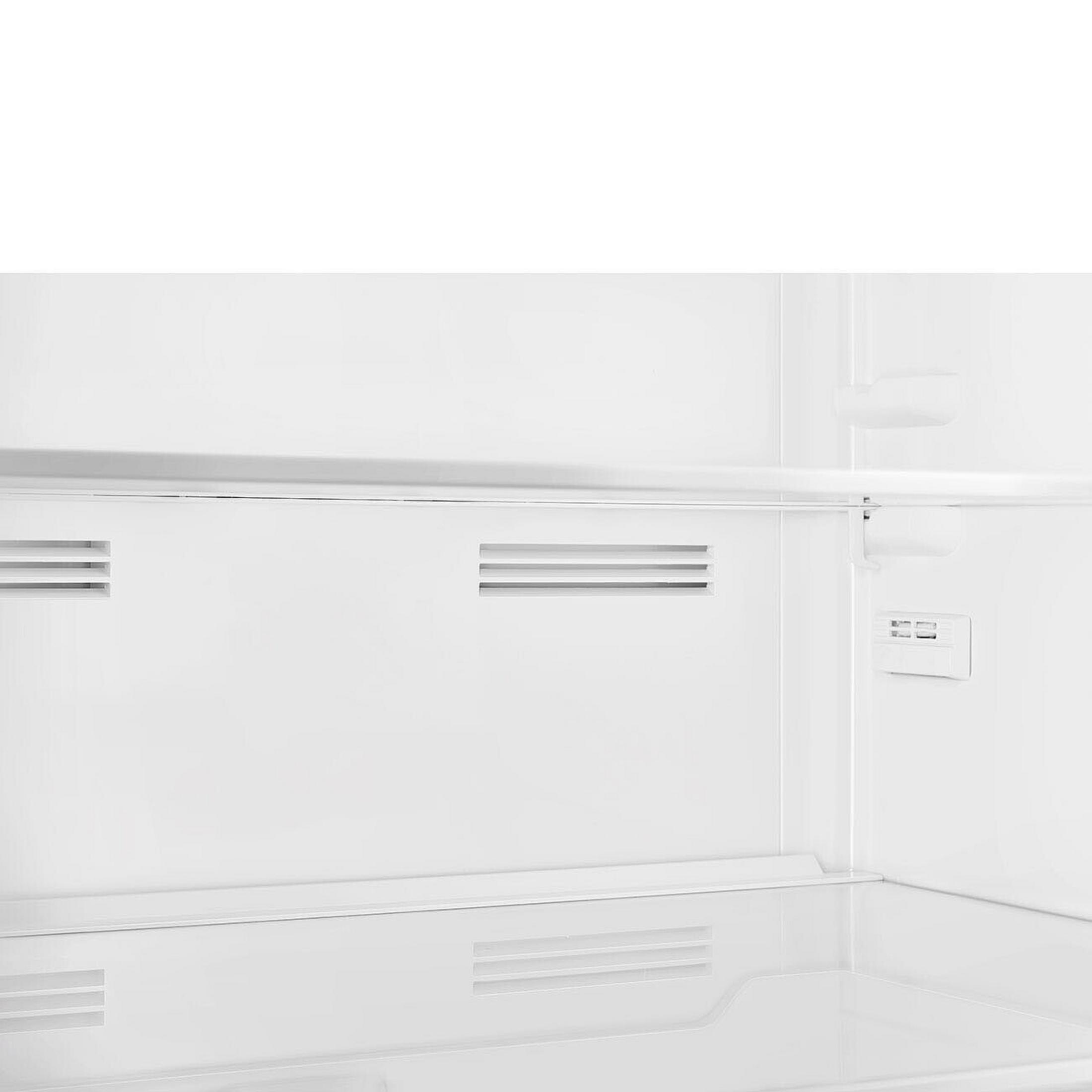 Vista interior de un refrigerador blanco con estantes y rejillas.