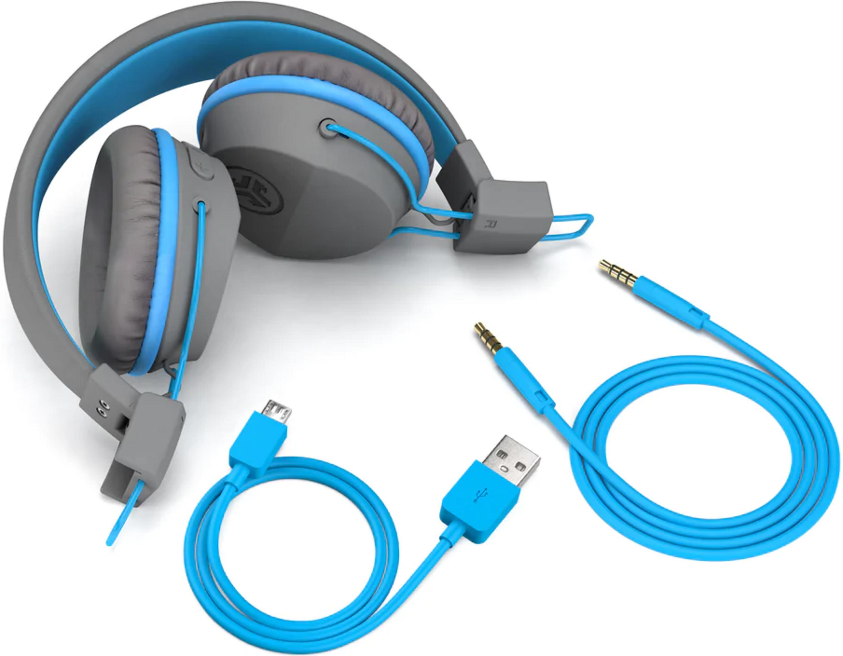 Szare słuchawki z niebieskimi akcentami i dwoma kablami: USB i jack 3,5 mm.