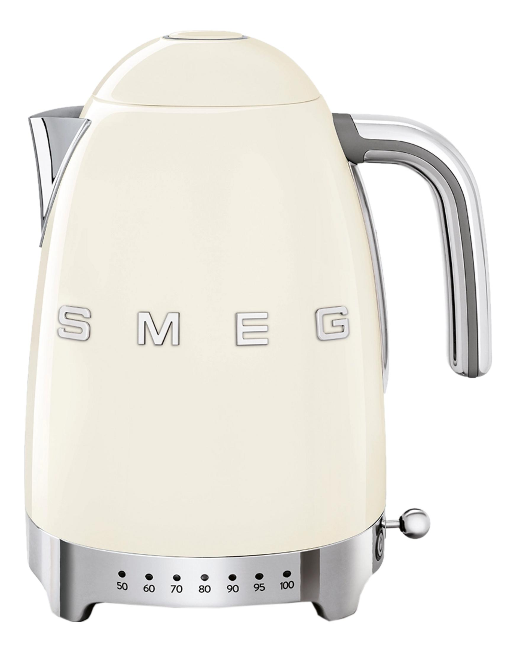 Kremowy czajnik Smeg z chromowanymi detalami i regulacją temperatury.