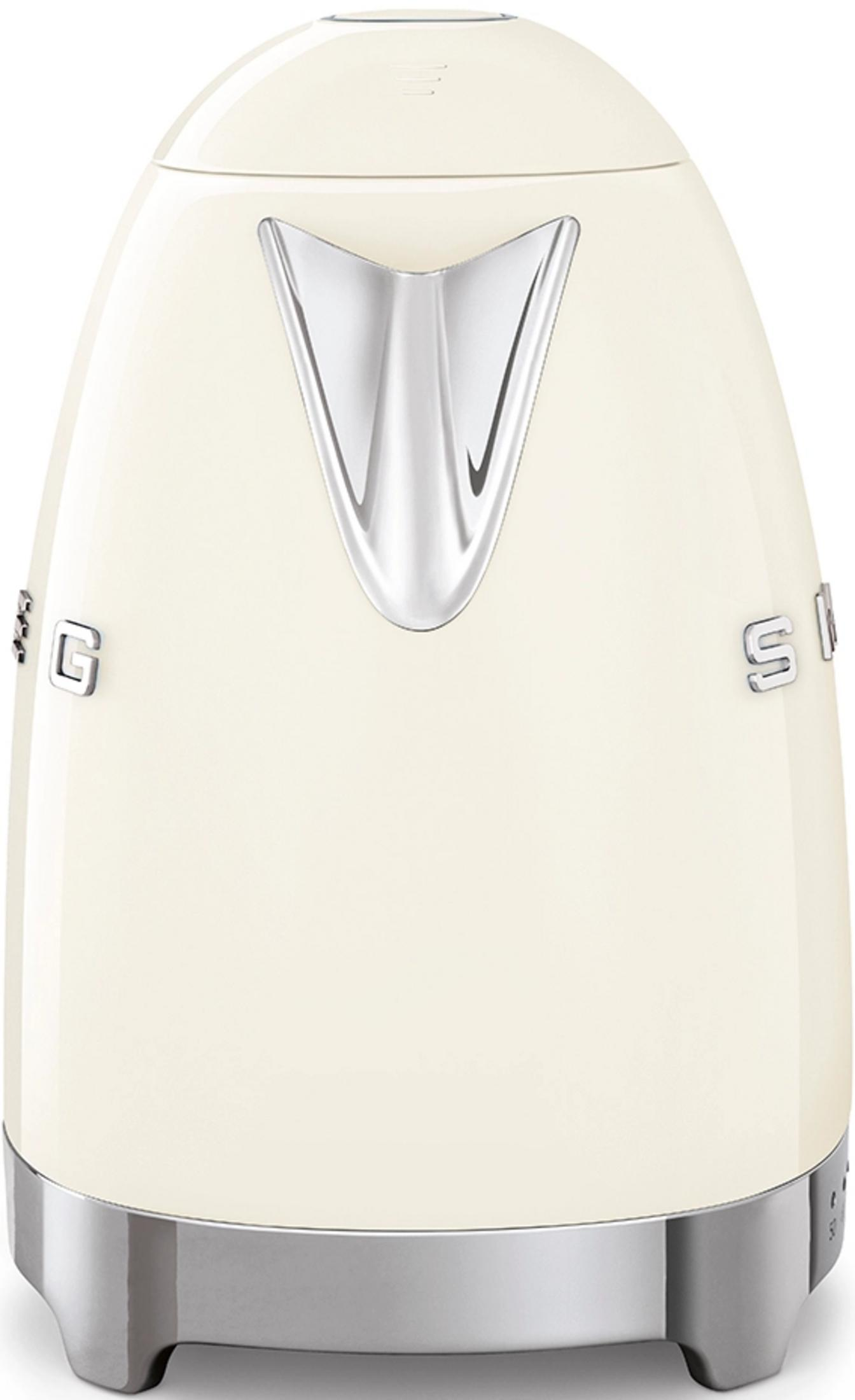 Kremowy czajnik z srebrnymi akcentami i logo.