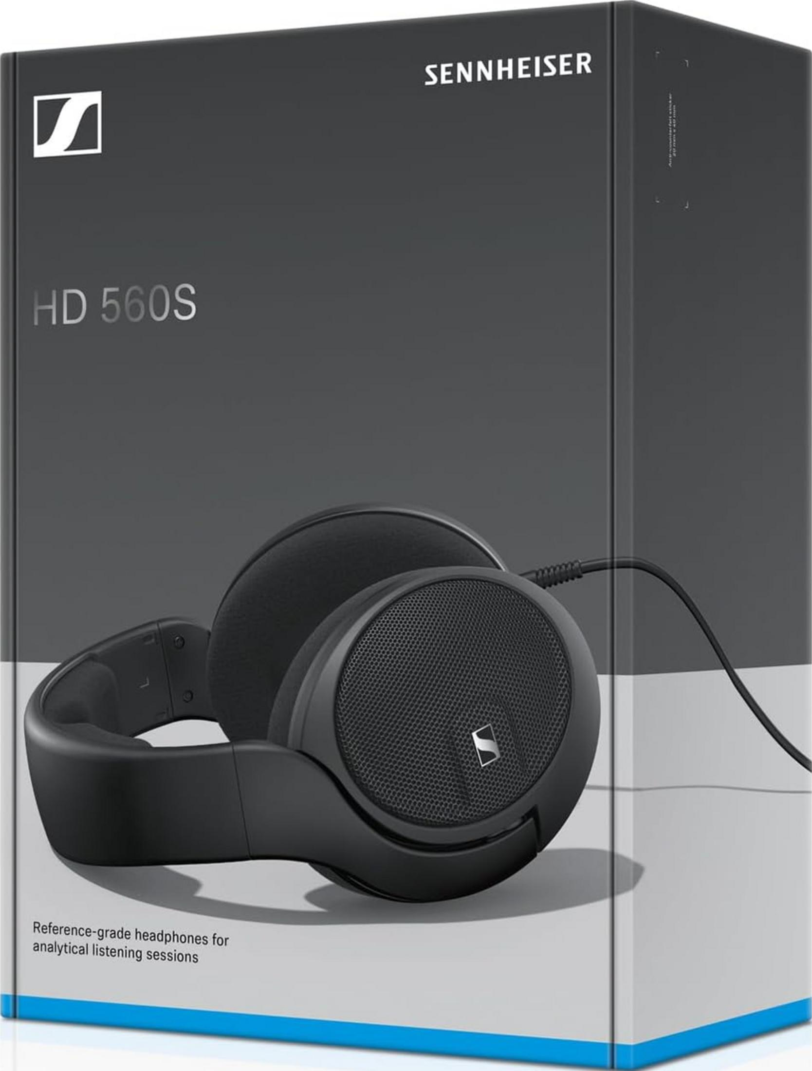 Embalaje de auriculares Sennheiser HD 560S con auriculares.