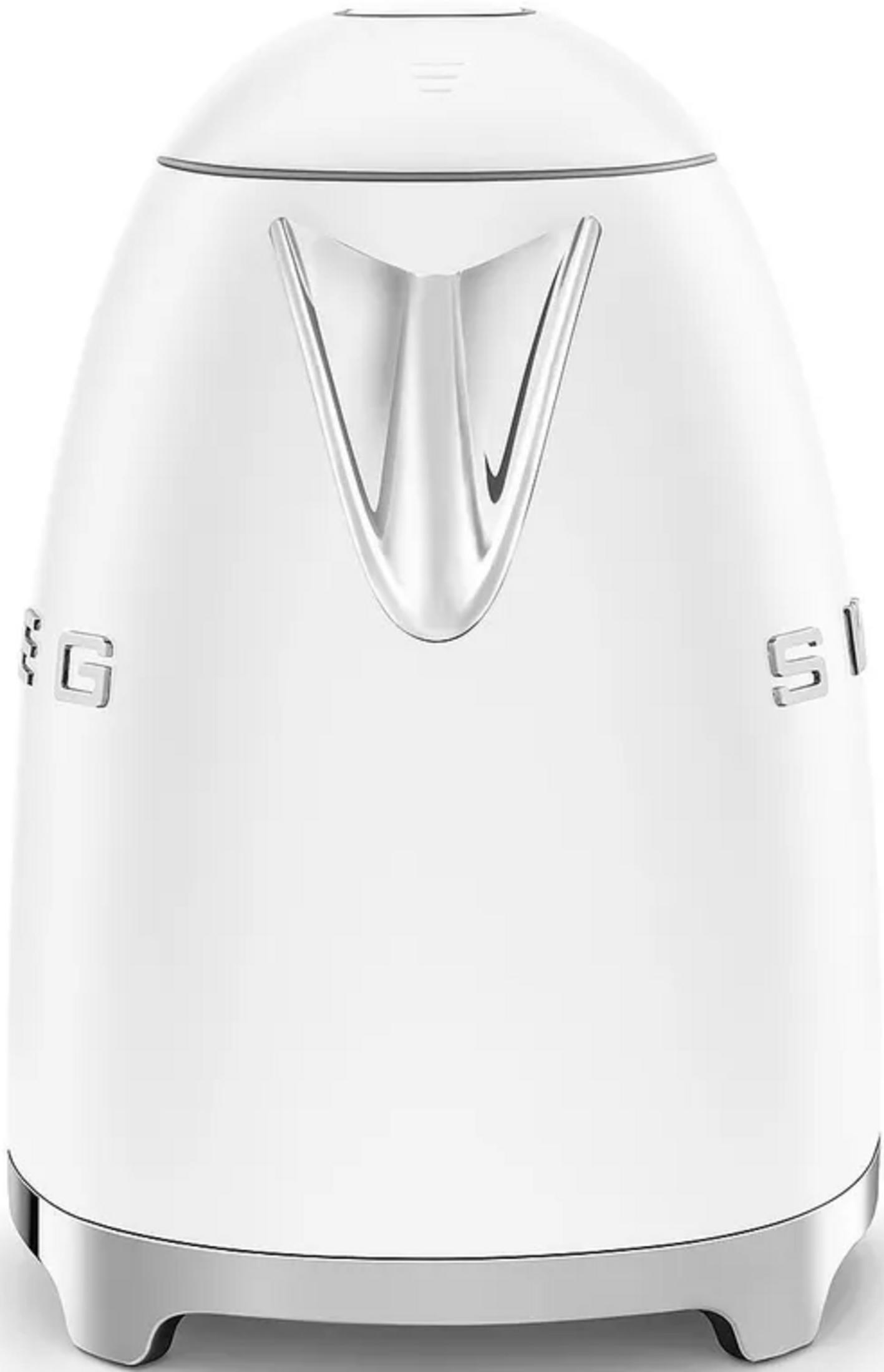 Biały czajnik z srebrnymi akcentami i napisem marki.