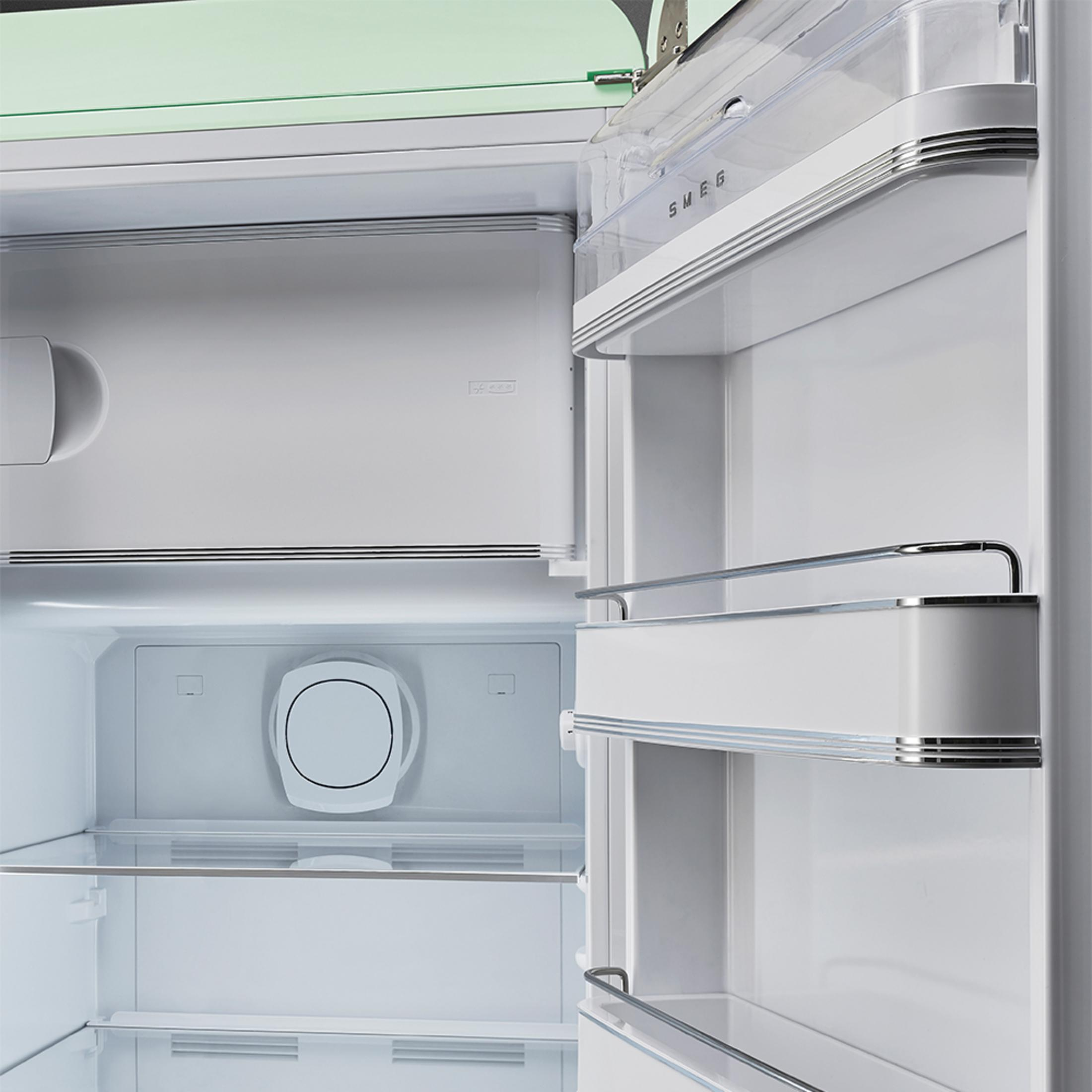 Un refrigerador abierto y vacío con estantes de vidrio y rejillas plateadas.