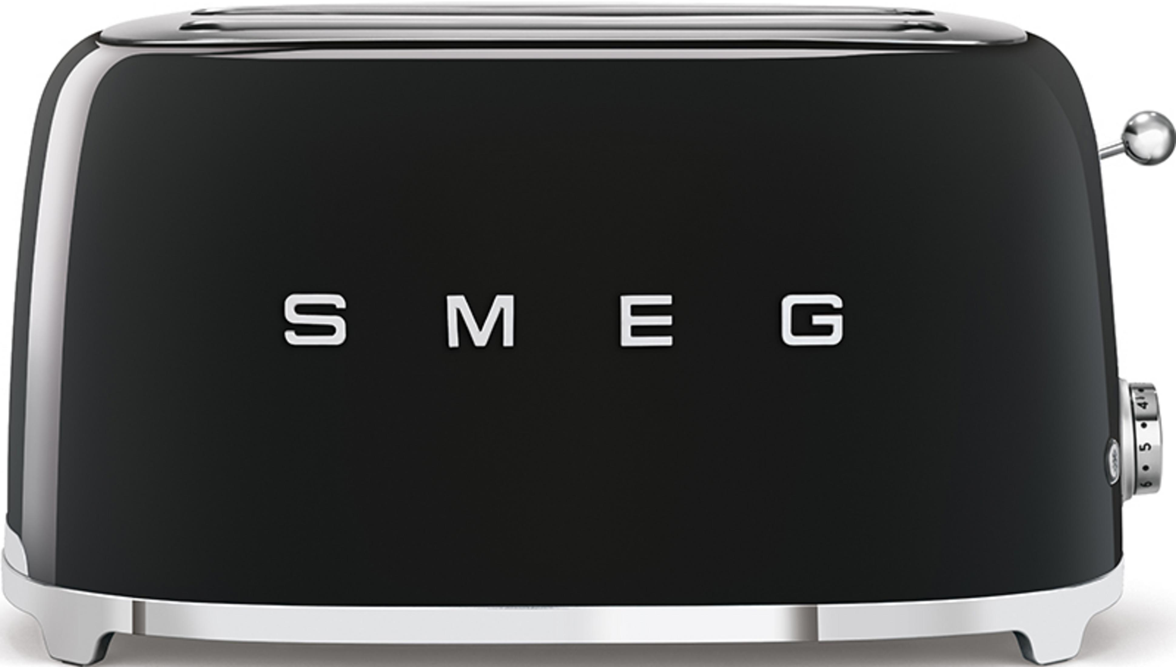 Czarny toster SMEG ze srebrną dźwignią i pokrętłem.