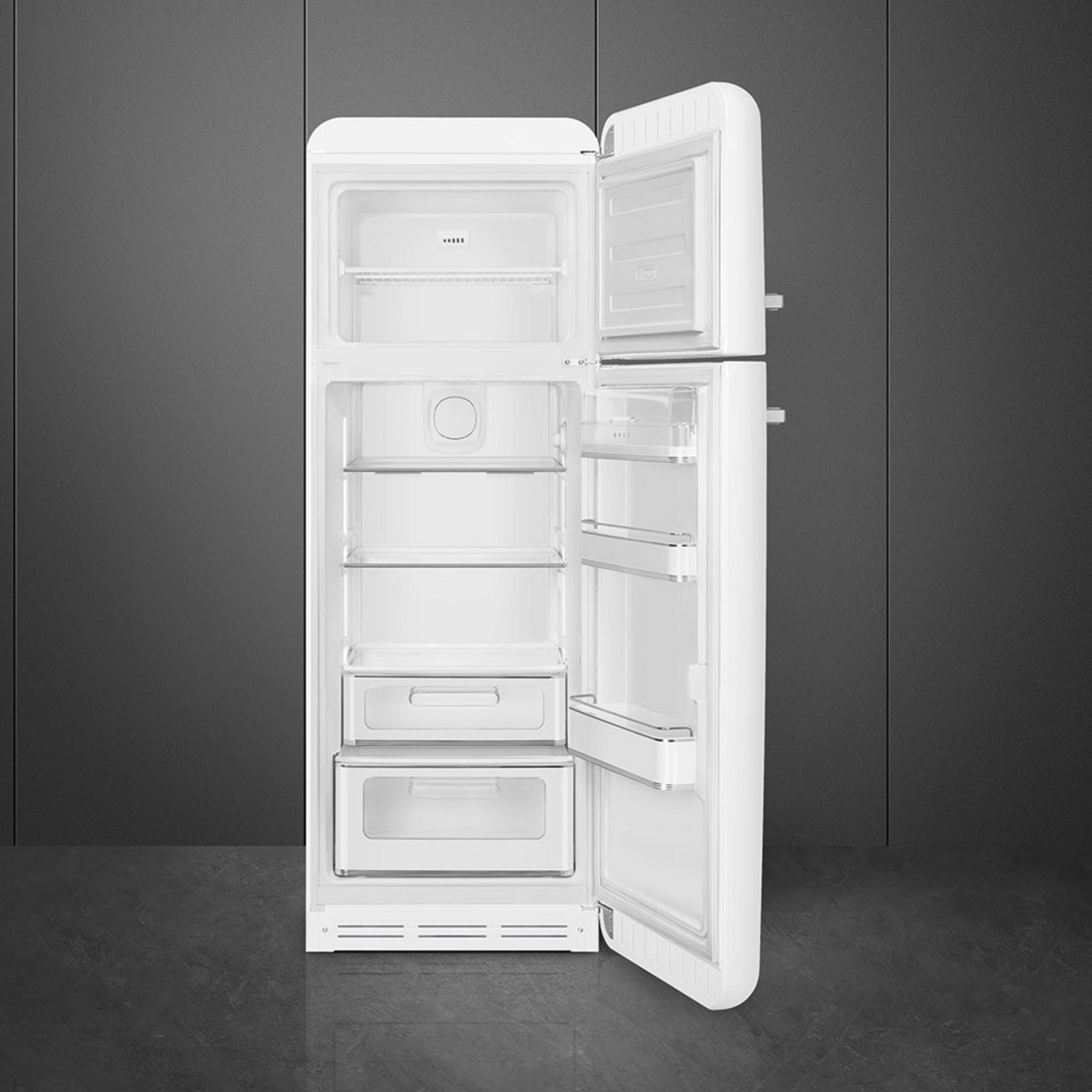 Un refrigerador blanco con la puerta abierta, mostrando estantes y cajones vacíos.
