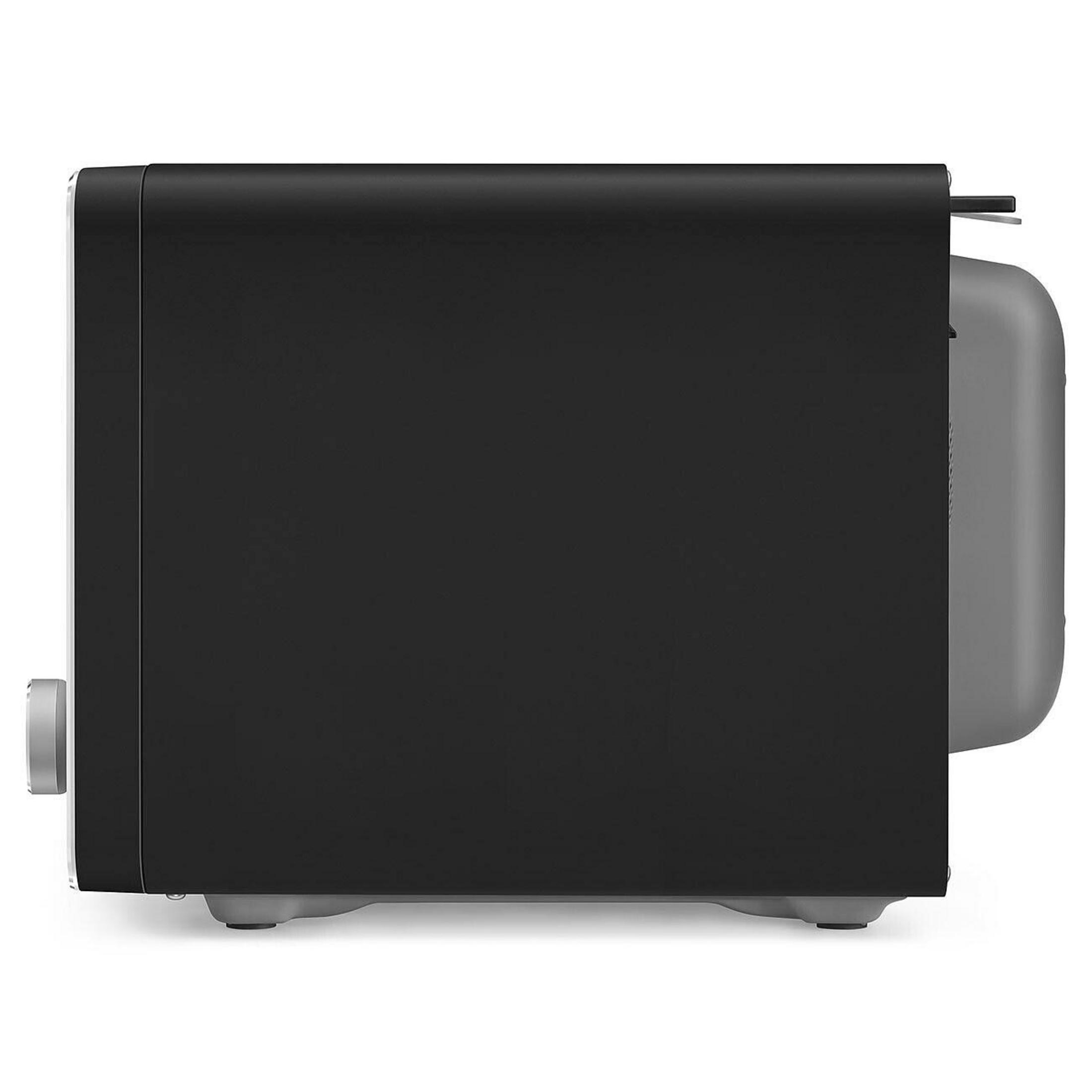 Schwarzer Toaster mit silbernem Drehknopf auf der linken Seite.