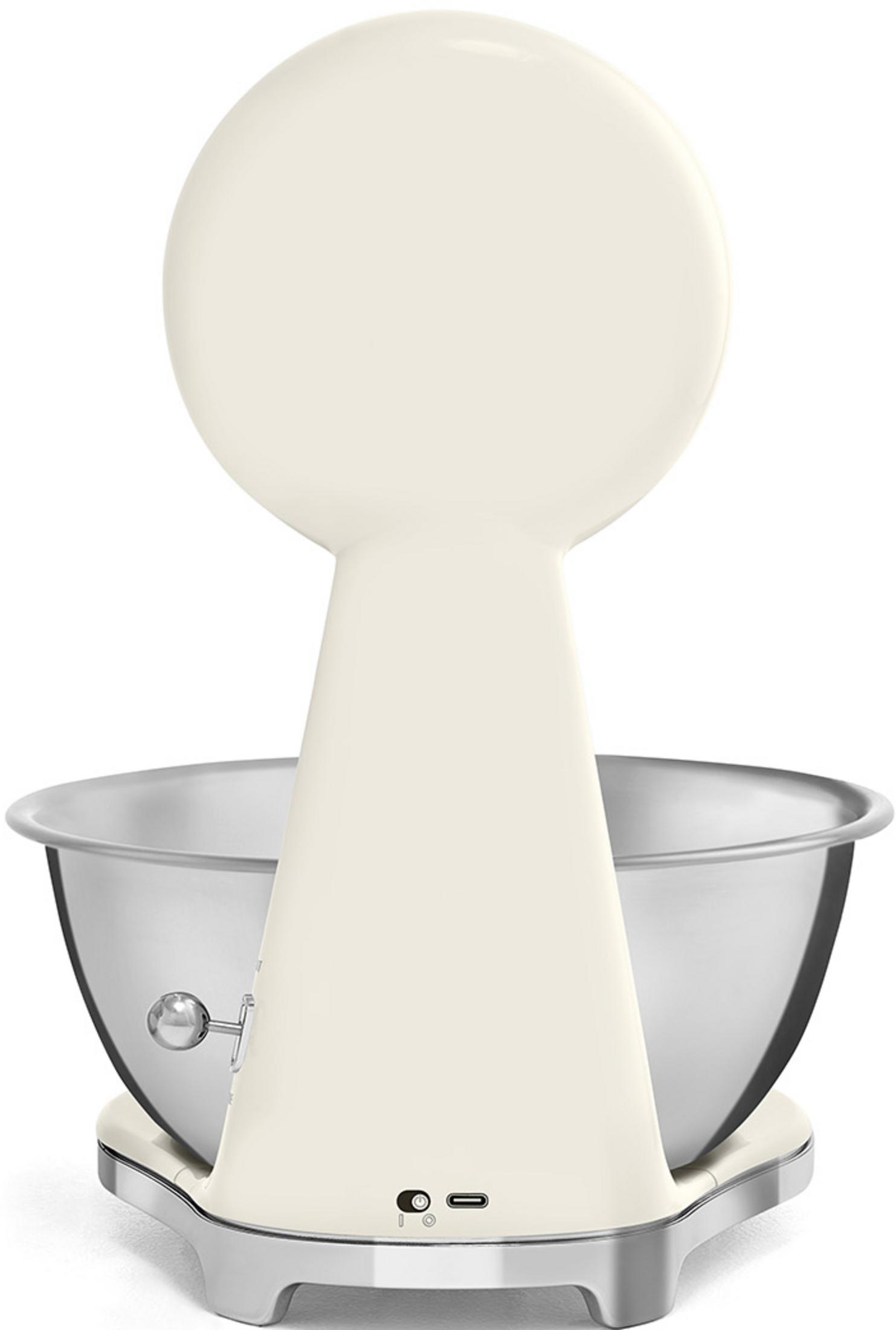 Kremowy mikser stojący z misą ze stali nierdzewnej i srebrną podstawą.