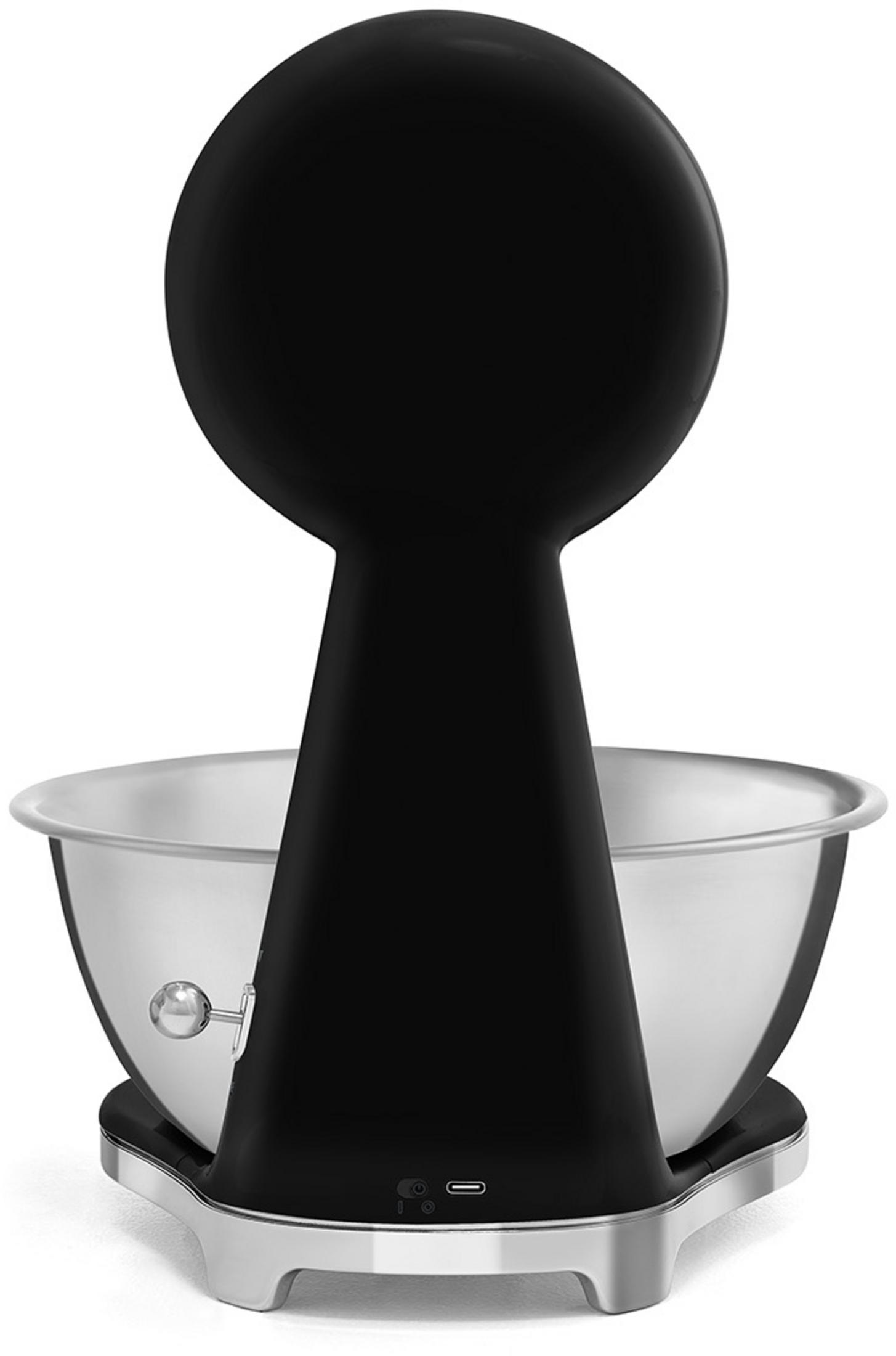 Czarny mikser stojący z misą ze stali nierdzewnej i chromowaną podstawą na białym tle.