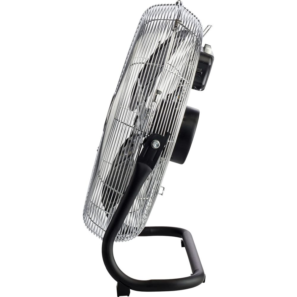 Srebrny metalowy wentylator na czarnym stojaku, pokazany z boku.