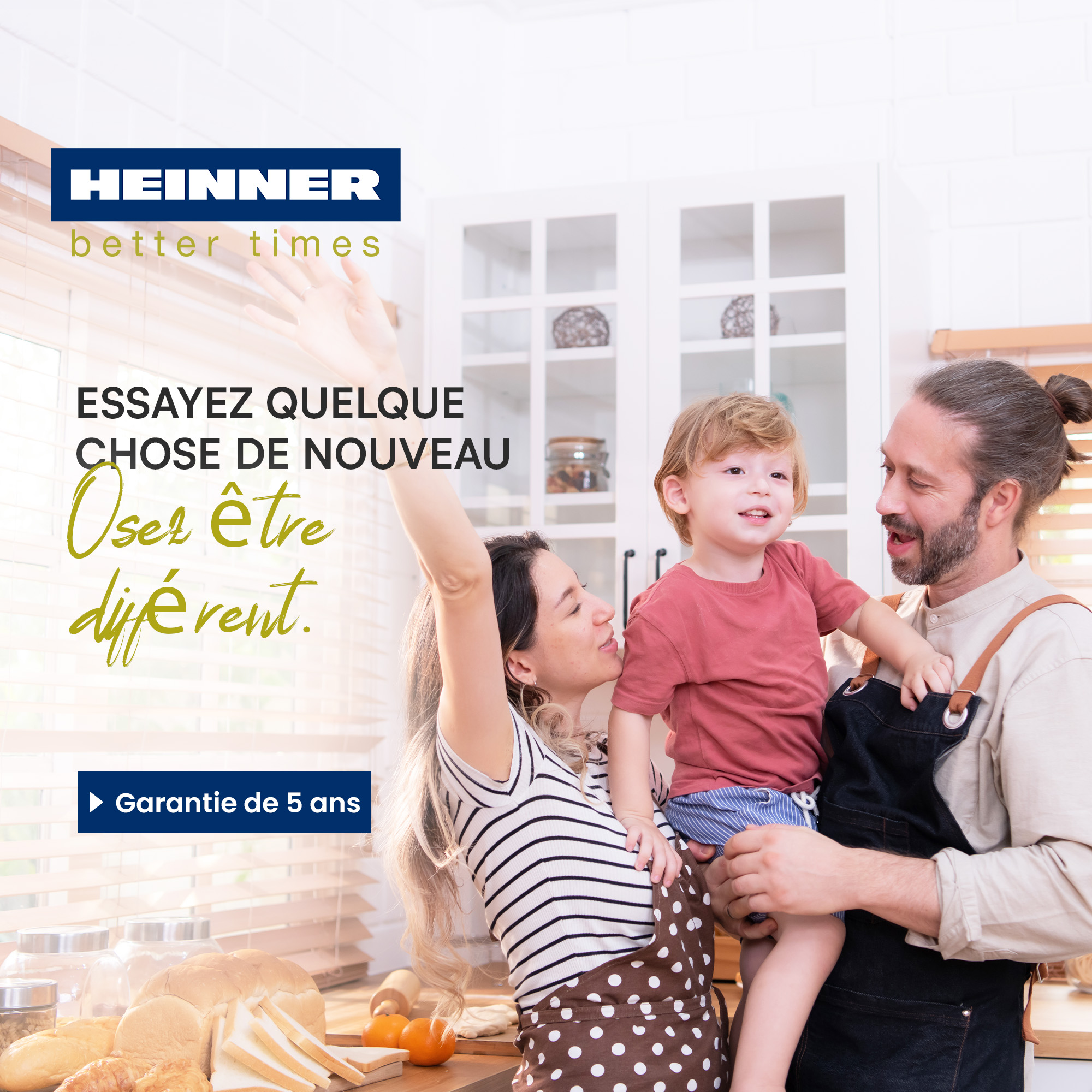 Familie in keuken met brood en tekst. Kind wordt vastgehouden door ouders.