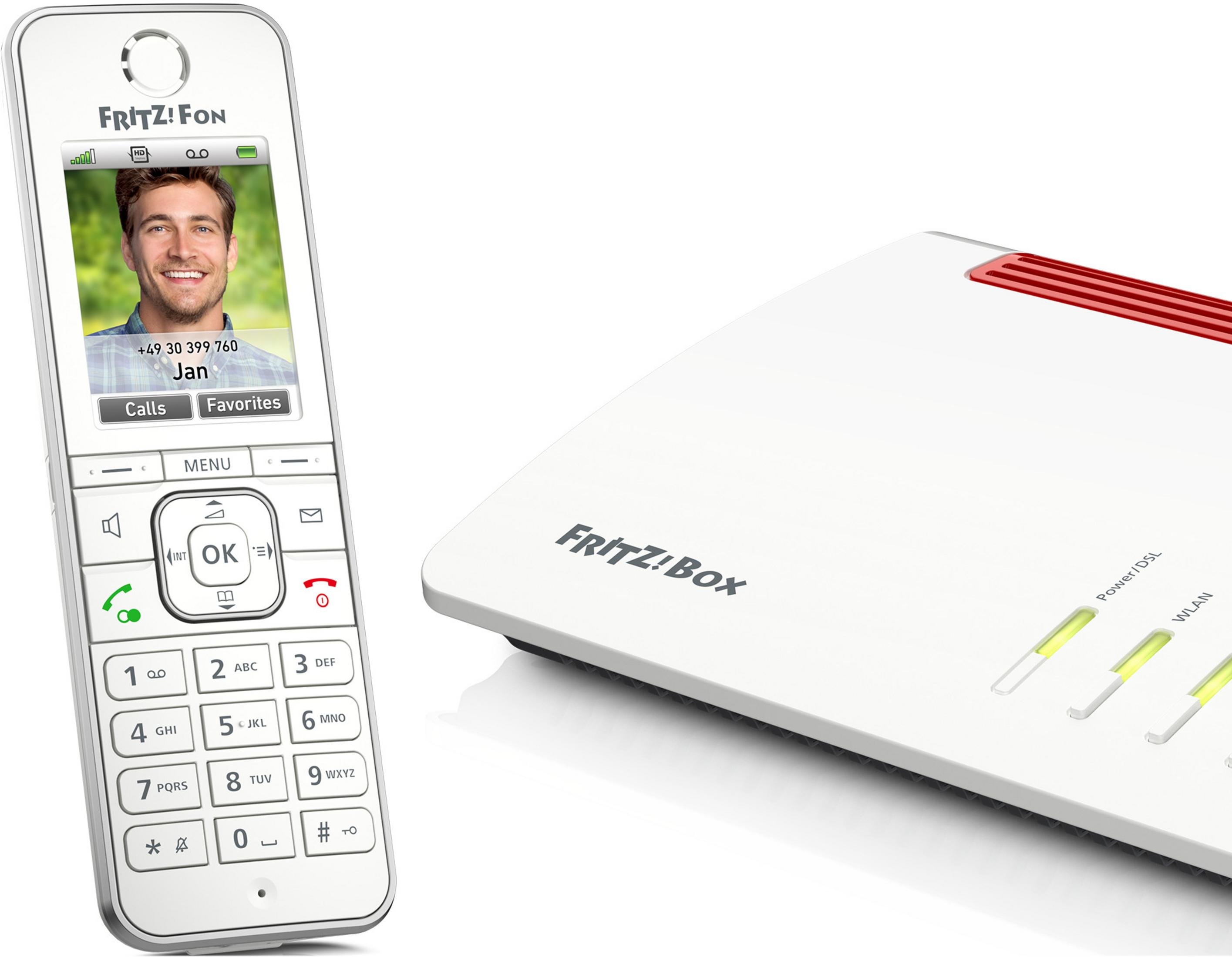 Un téléphone Fritz Fon blanc repose à côté d'un routeur Fritz!Box blanc aux accents rouges.