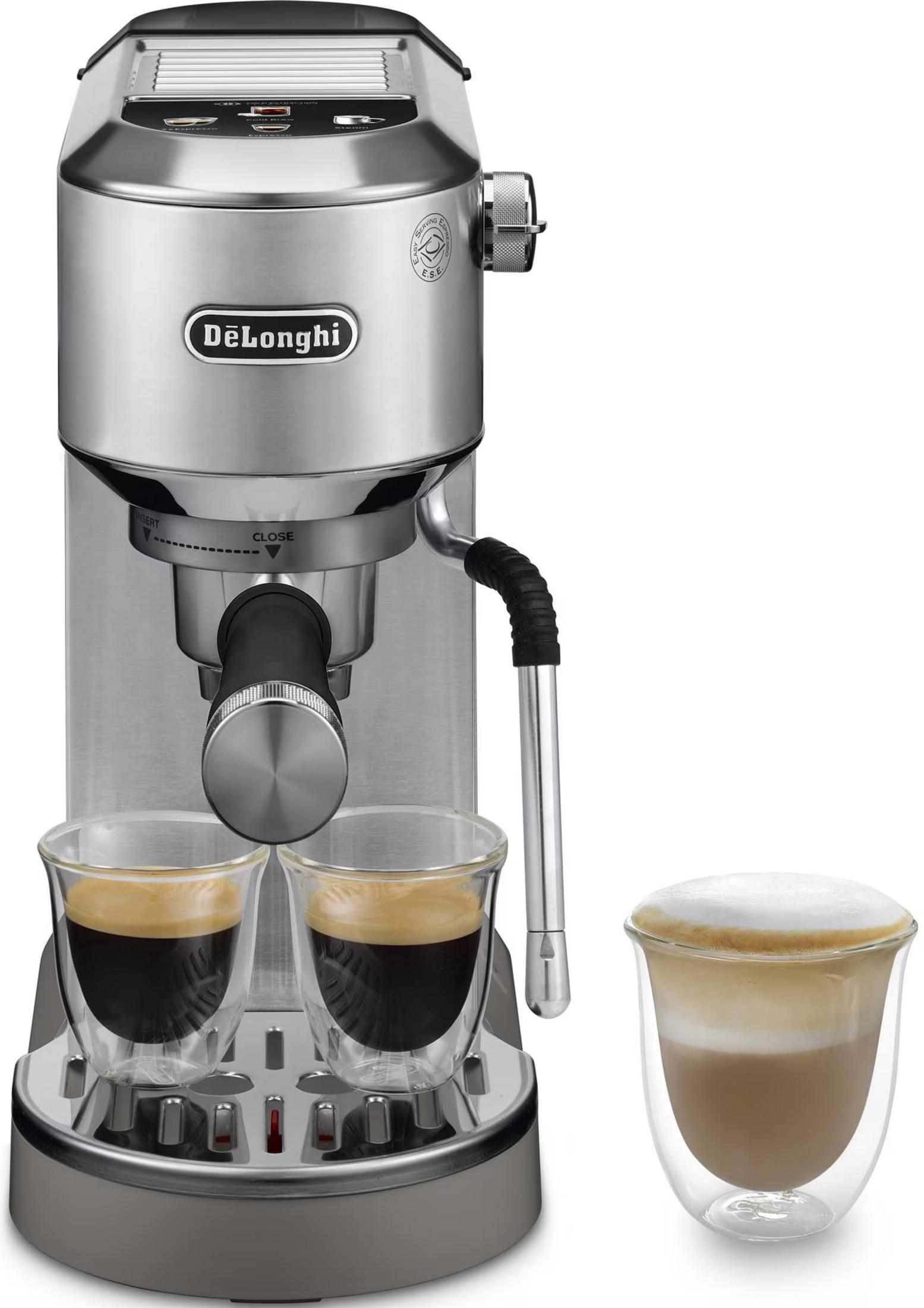 Silberne DeLonghi Espressomaschine mit zwei Espressotassen und einer Cappuccinotasse daneben.
