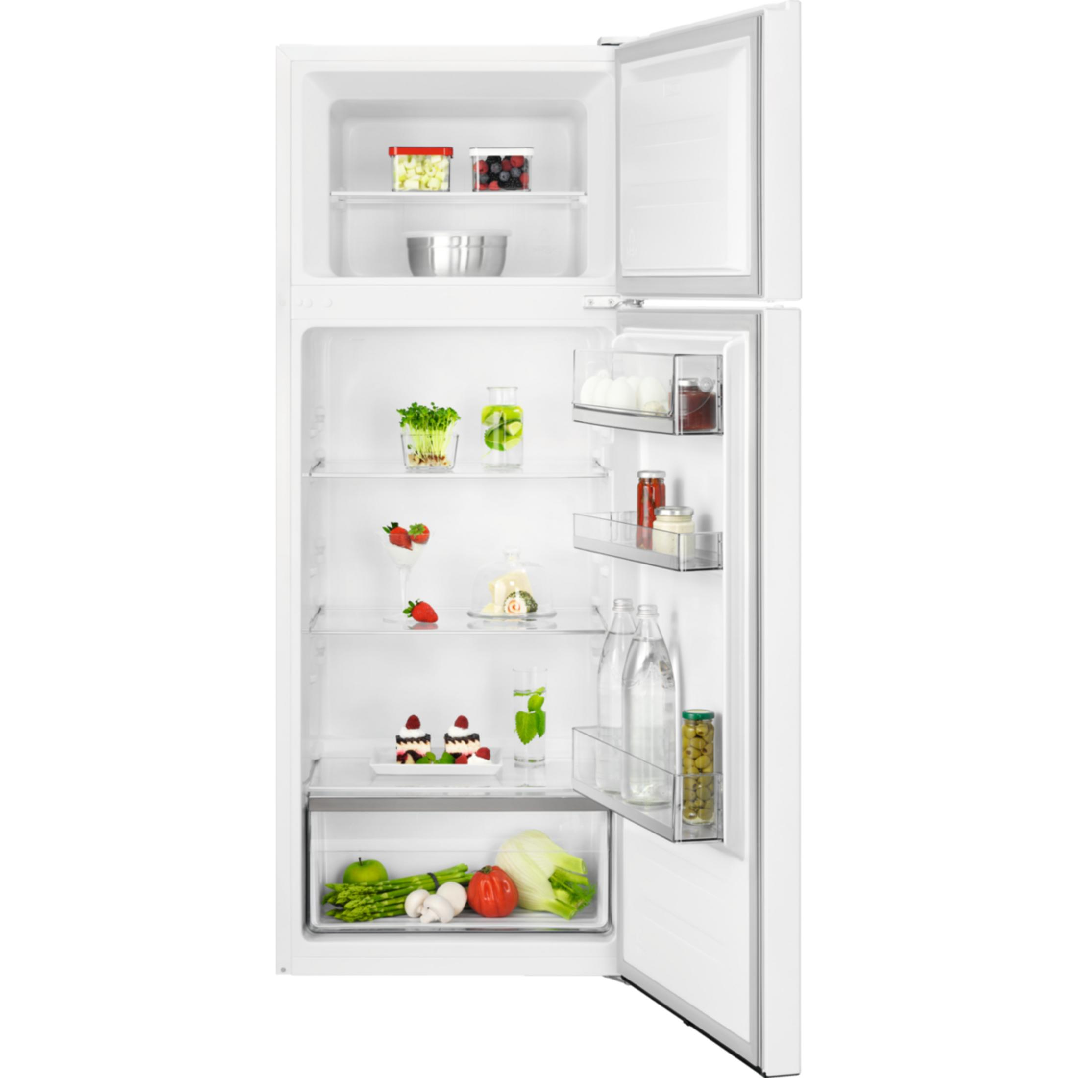 Ein offener weißer Kühlschrank mit Lebensmitteln wie Beeren, Erdbeeren, Gemüse und Kuchen.