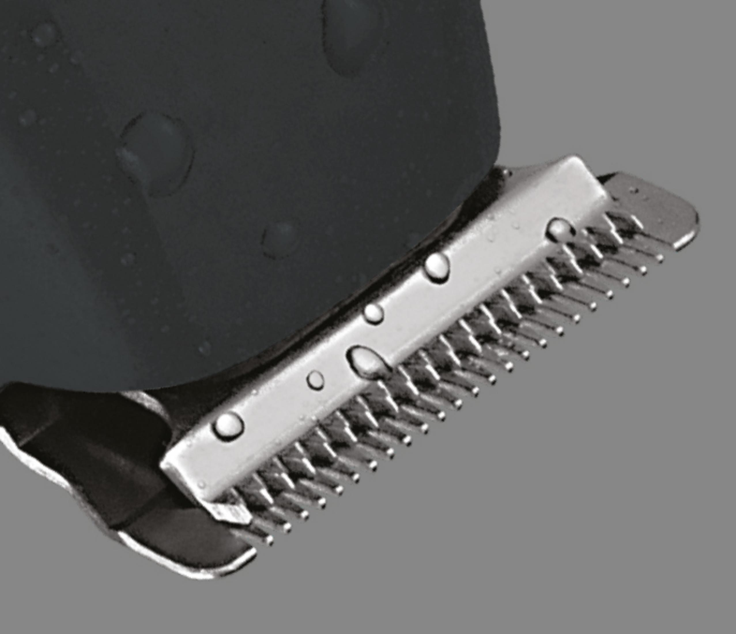 Zbliżenie ciemnej jednostki ostrza maszynki do golenia z kroplami wody na metalowej powierzchni.