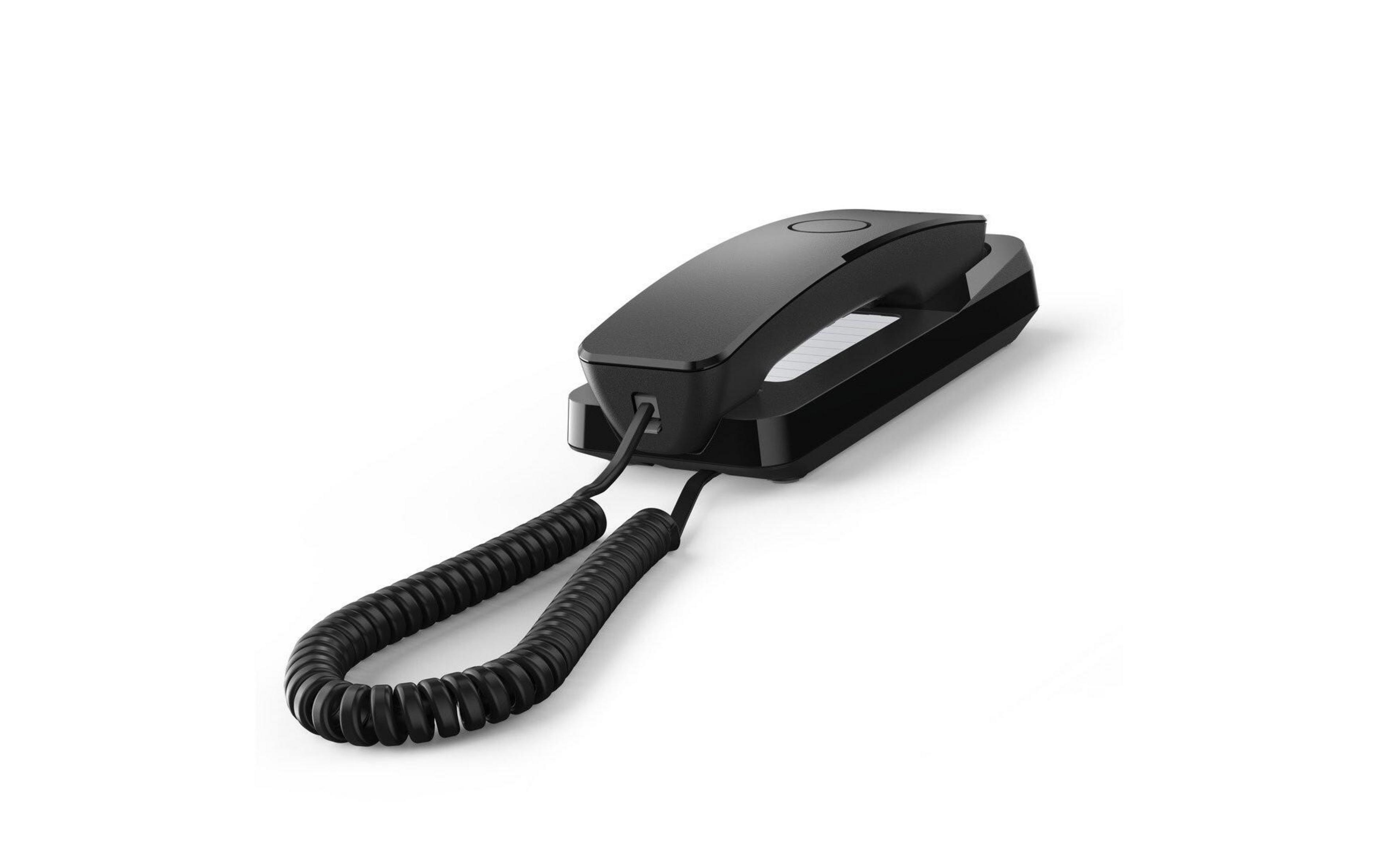 Un telefono fisso nero con cavo a spirale su sfondo bianco.